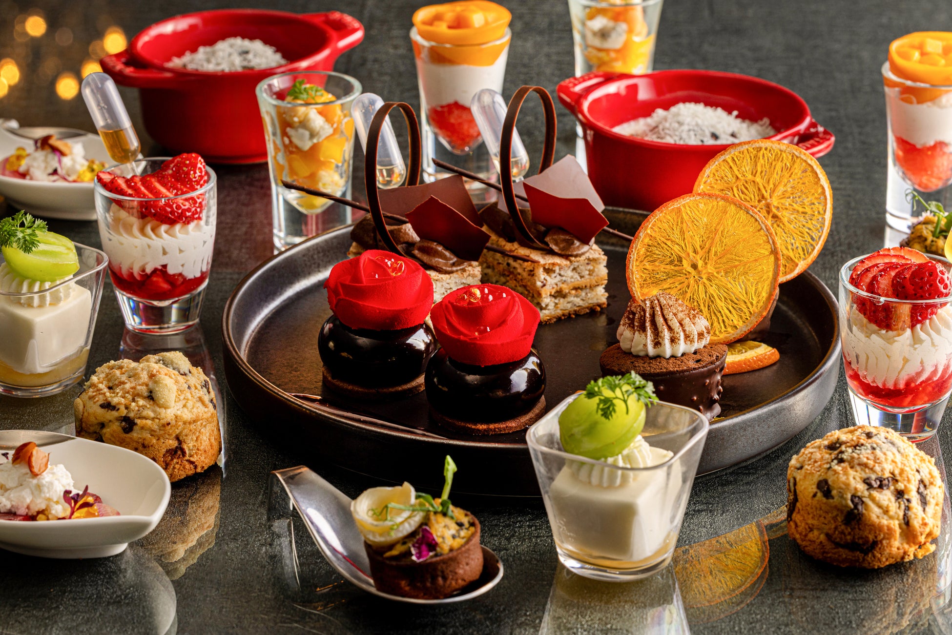 【新横浜プリンスホテル】濃厚チョコレートと芳醇チーズが主役！甘さとコクが重なる贅沢な味わい『ショコラ＆フロマージュアフタヌーンティー』を販売