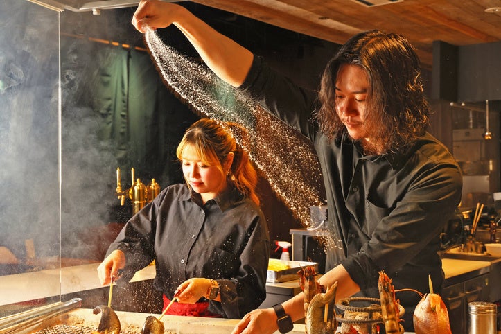 【天王寺・歓送迎会】炭火が踊る”原始焼き”で最高の門出を！「炉端と海鮮」が8名以上の予約で主役1名無料特典を提供スタート