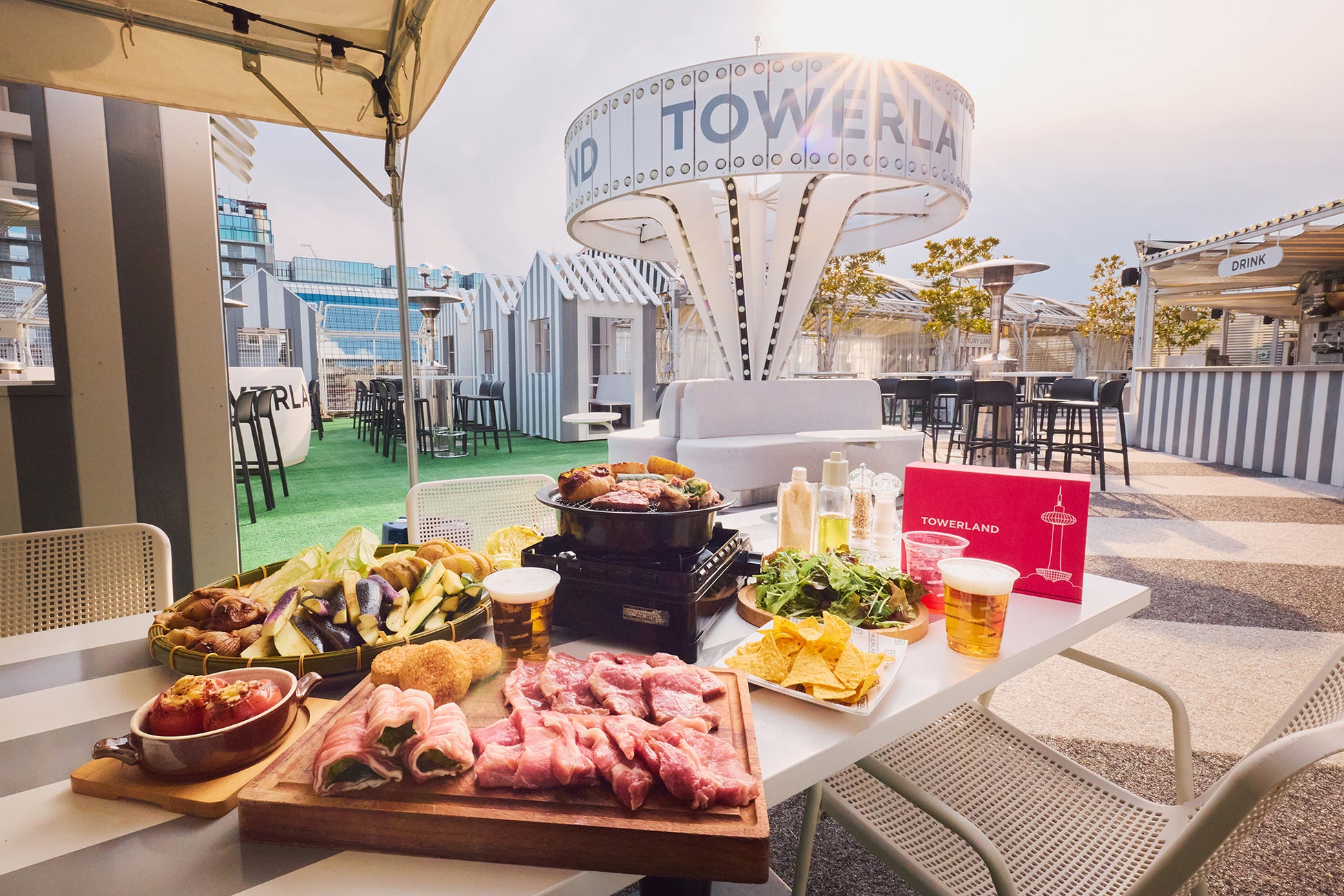 BBQメニューリニューアルで、京都エンタメ体験の新章開幕。春の新定番！京都タワービル屋上にて”空中ピクニック”