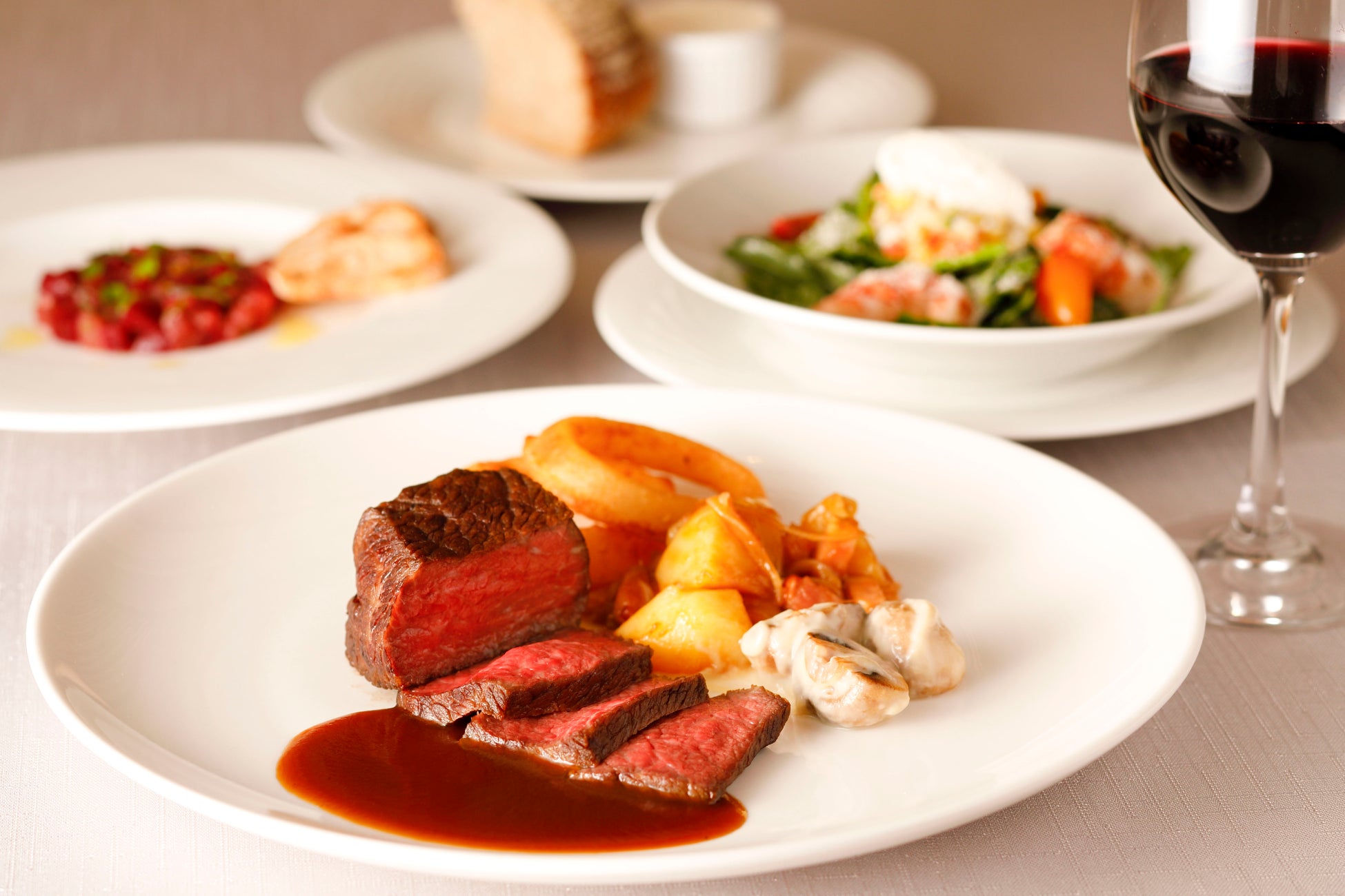 ＜GW限定＞プールサイドの隠れ家ヴィラを特別開放！至高の晩餐『プライムビーフ＆シーフードディナー』販売開始