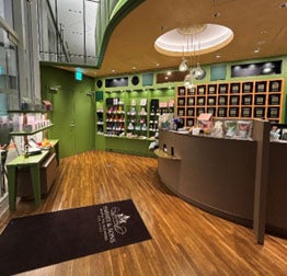 「HARNEY & SONS Tea Salon KITTE大阪店」が「観音山フルーツパーラー」とのコラボパフェを提供開始。