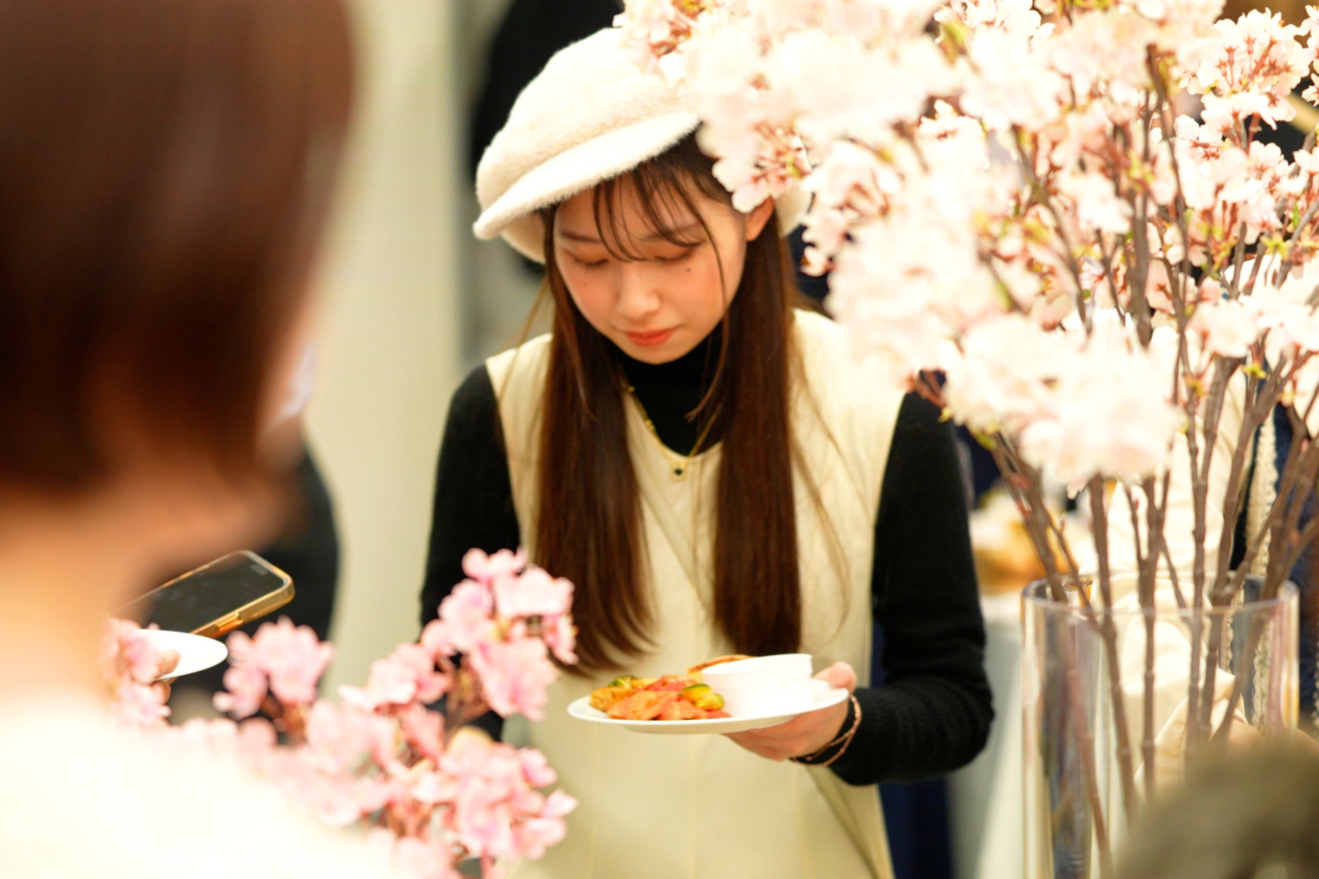 2026年、春の親睦は「花粉レス」な室内花見。福利厚生としても注目される、快適で新しいお花見体験