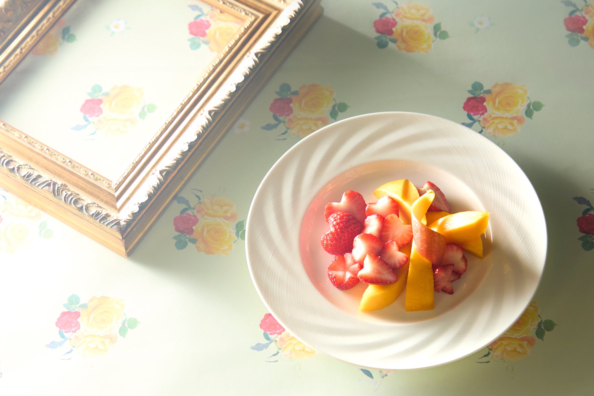 【タカノフルーツパーラー】お花をモチーフに、苺とマンゴーで彩る華やかなアフタヌーンティーと120分のフルーツ食べ放題