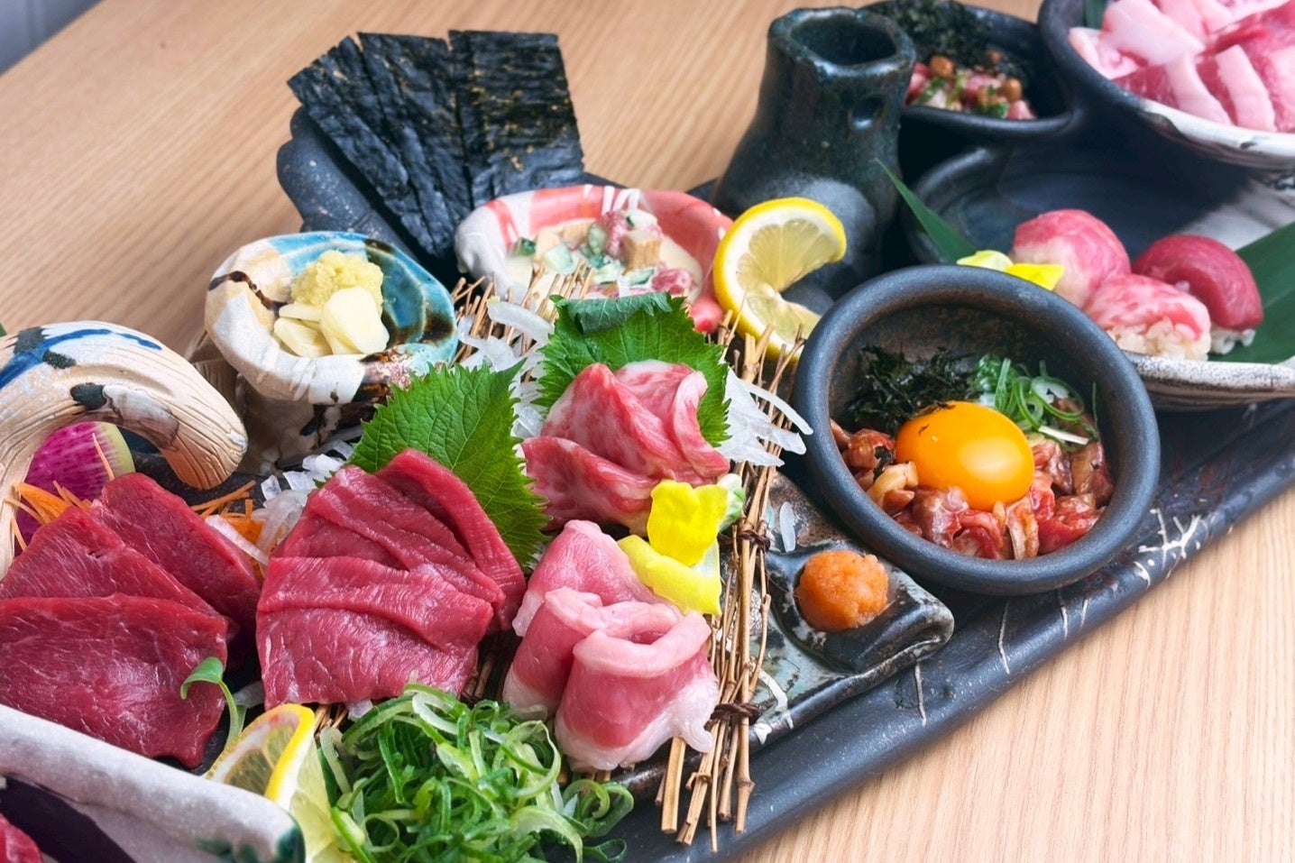 春は国産の“桜肉”。桜の季節にぴったりの桜肉を使用した刺身・焼きしゃぶ・寿司など豪華14種を一気に堪能｜純国産馬刺しと朝引き鶏 にほんいち 大阪堺筋本町店