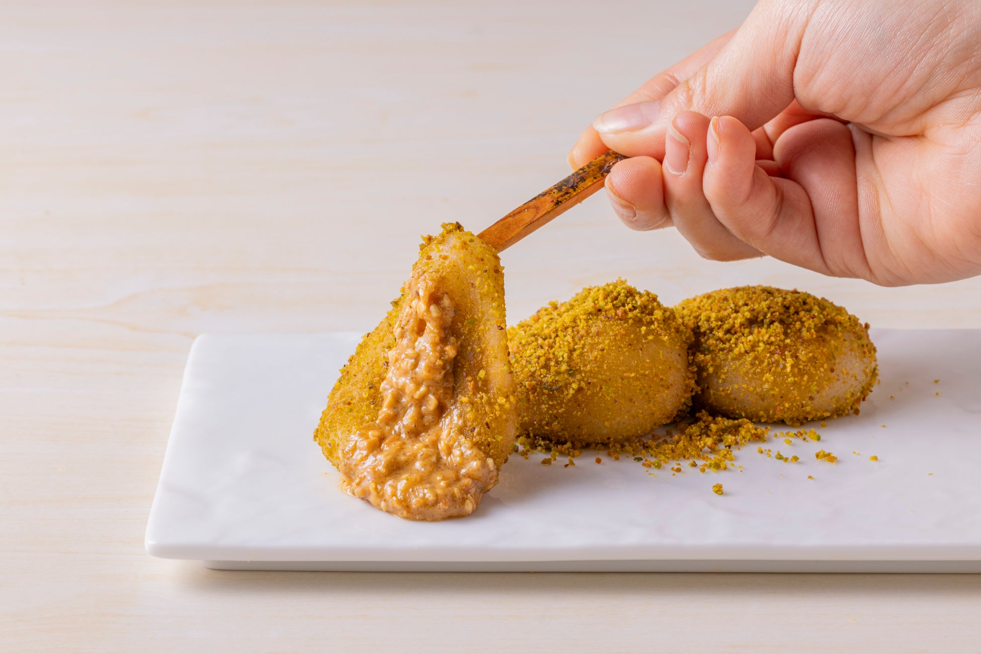 累計200万個突破！ジャリジャリ食感が人気の「砂利餅」に新作「ピスタチオ砂利餅」が登場