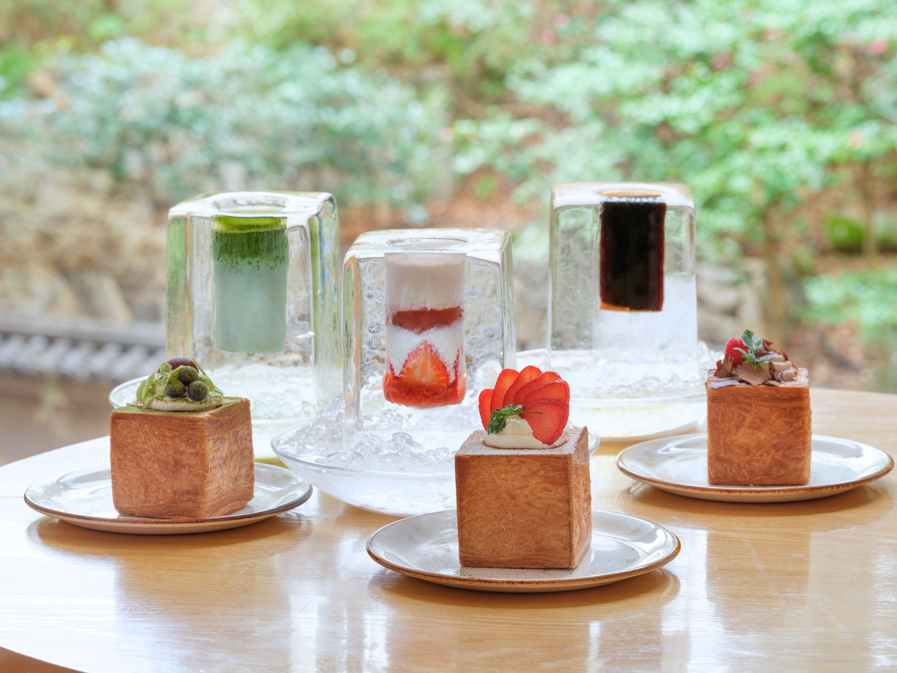 【ハイアット リージェンシー 京都】カフェ 33の “氷の器”シリーズ第三弾「アイス ストロベリーラテ」4月1日（水）より提供開始