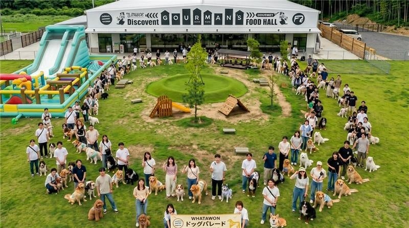 100匹のわんこが大行進！大型犬・小型犬オフ会を大阪・岸和田WHATAWONで開催【3/21・22】