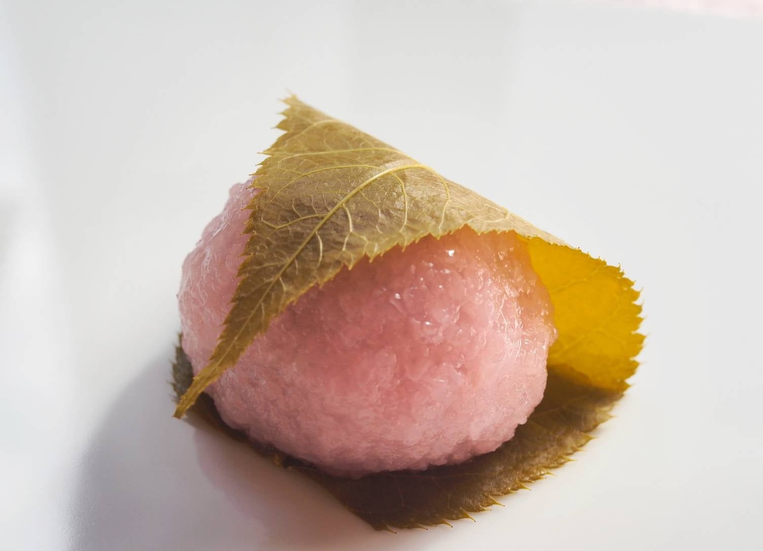 創業70年老舗が“素材を格上げ”日本唯一・伊豆松崎産桜葉使用の“極上桜餅”発売