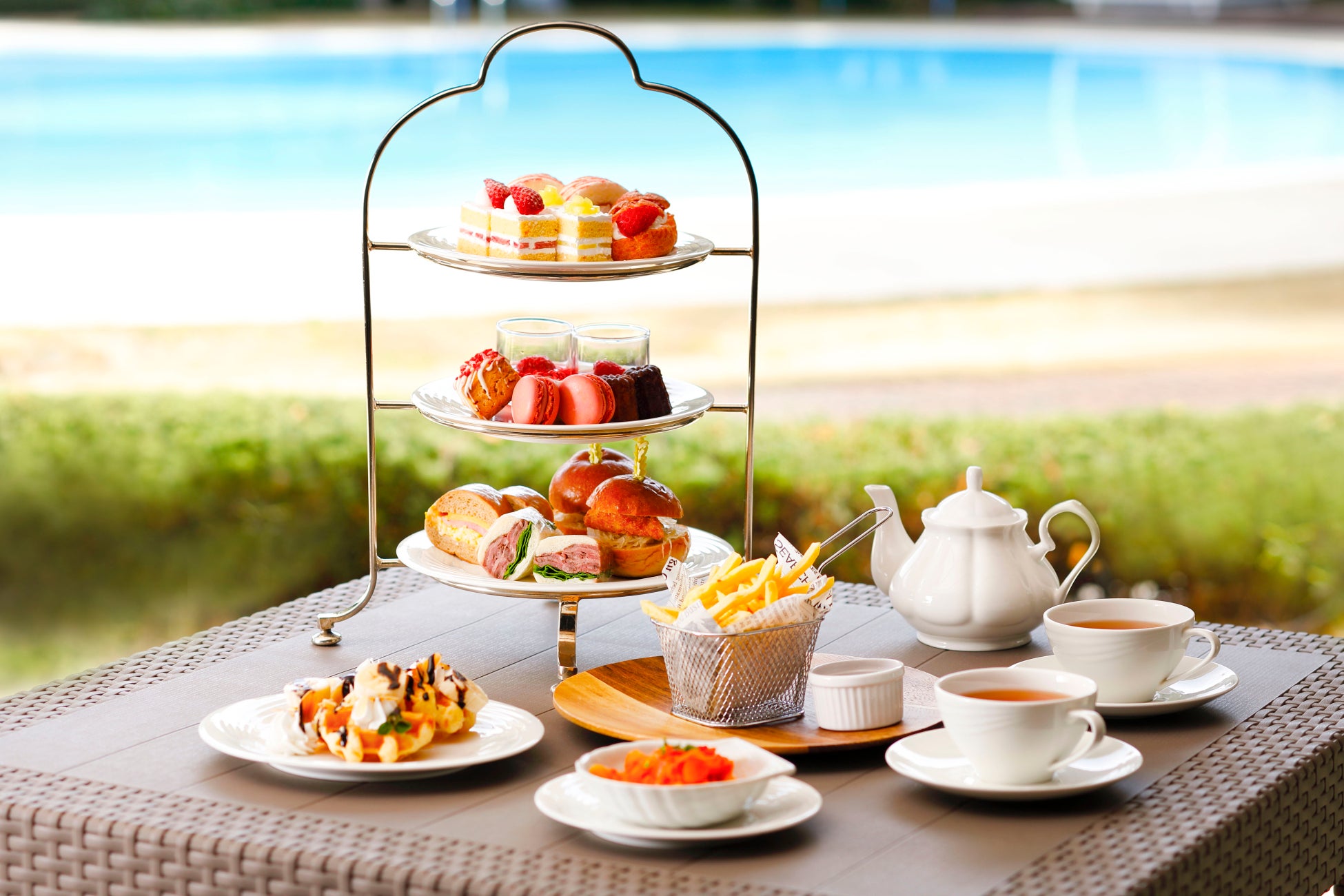 愛犬と至福のティータイムを！プールサイドの心地良い風に癒されるGW限定“いちごアフタヌーンティー”登場