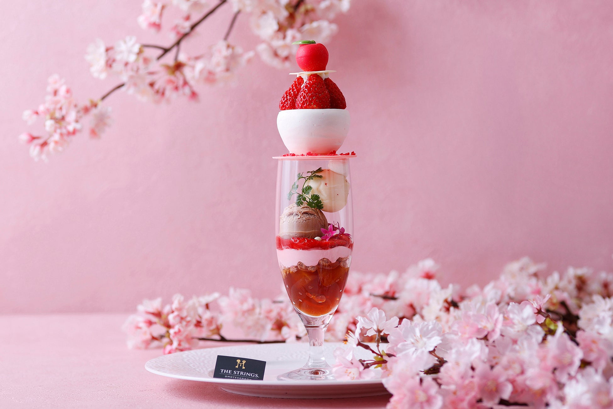 表参道駅直結、桜満開のSAKURAテラスで味わう、いちごとりんごの贅沢マリアージュが奏でる『いちごとりんごのお花見パフェ』登場