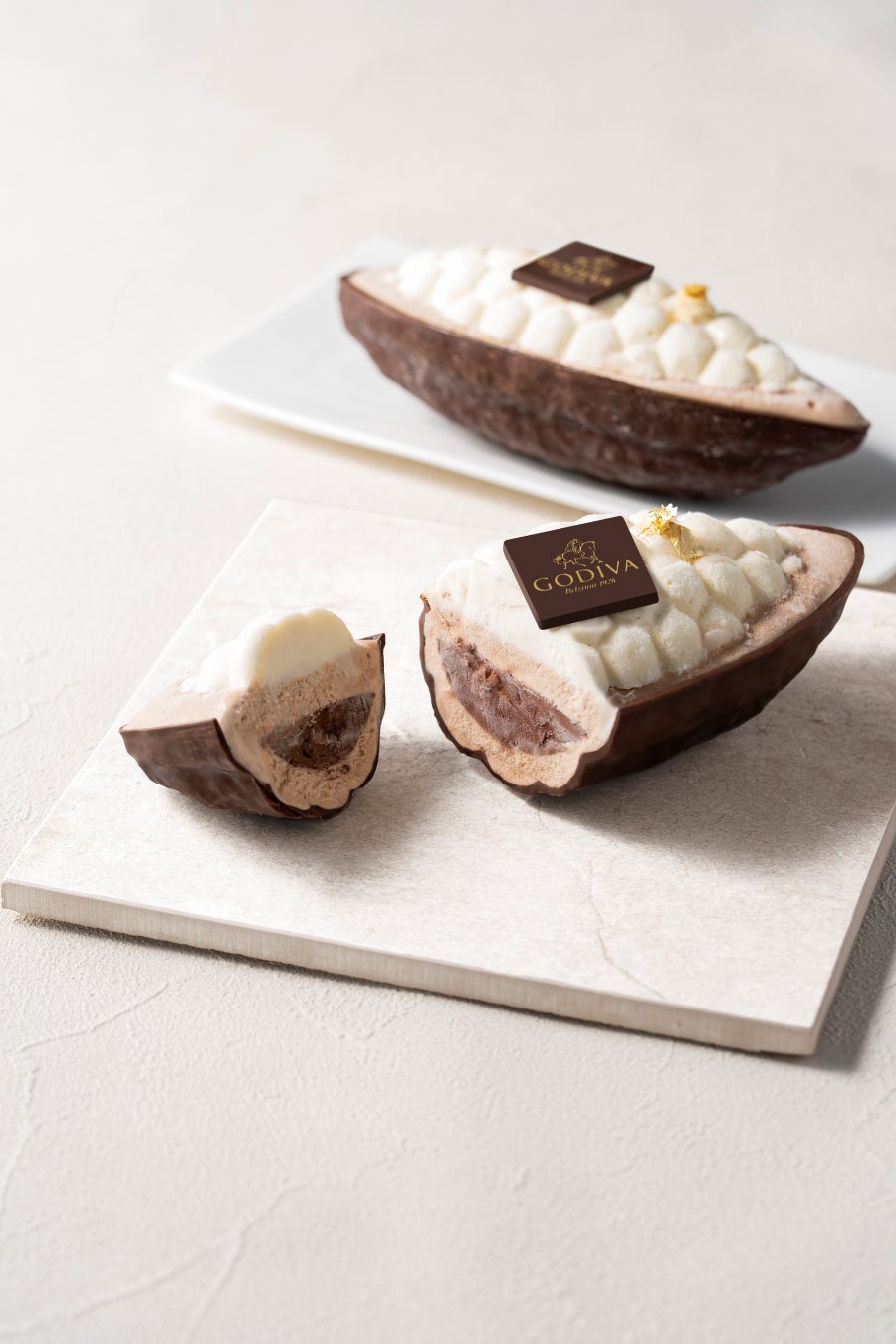 ゴディバ創業100周年記念！フランスのパティシエ兼アイスクリーム職人エマニュエル・リオン氏とのコラボレーション第3弾！！「トレゾール ～3つのチョコレートを楽しむアイスケーキ～​」