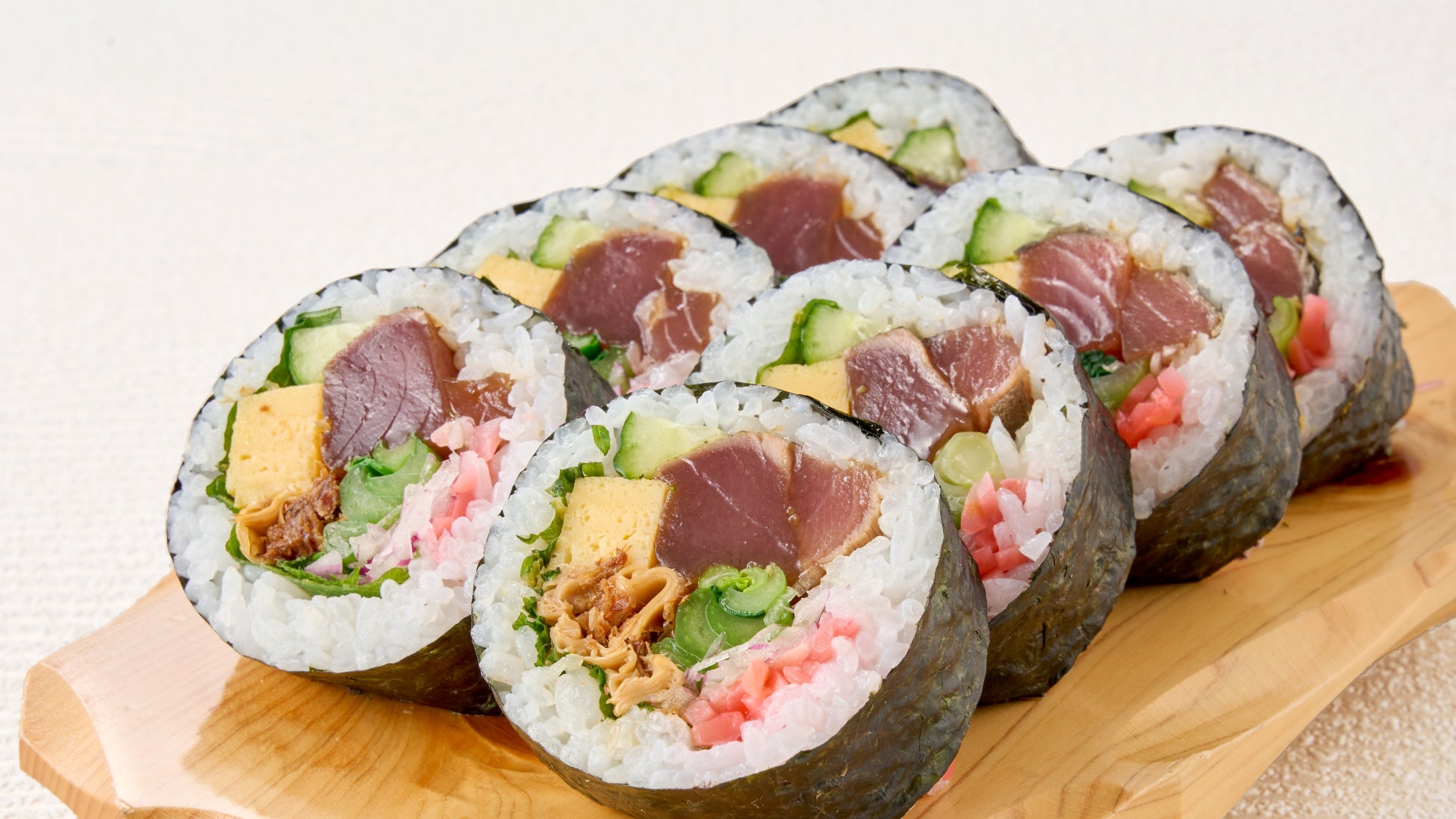 高知県の郷土料理を更なる高みへー藁焼き鰹のたたきを使用したオリジナル巻き寿司「梅の花の土佐巻き」4月より販売開始