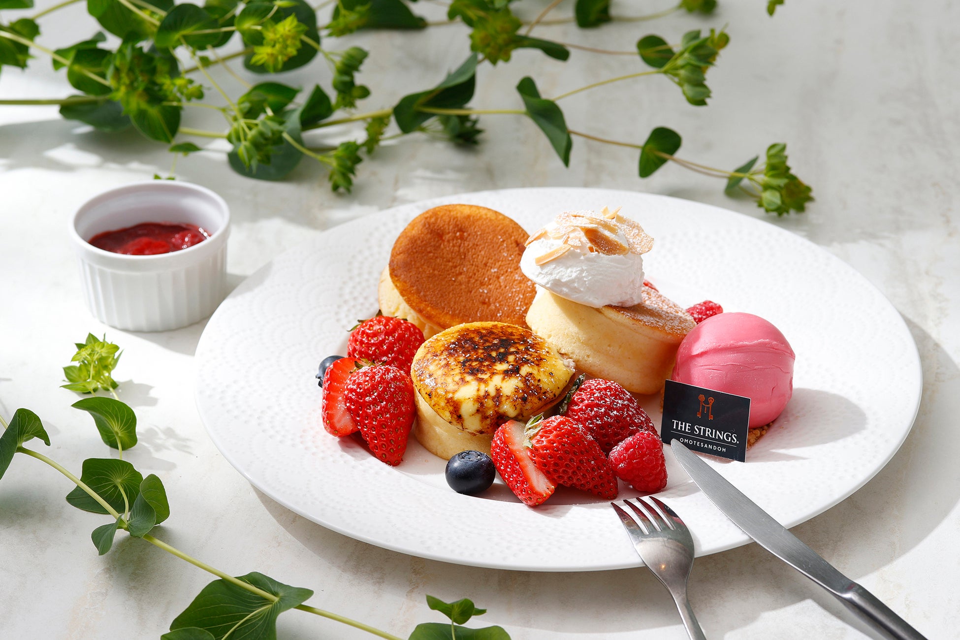 みずみずしいいちごと、香ばしいブリュレ・まろやかなマスカルポーネホイップ・王道のプレーンが織りなす『いちごのトリプルリッチパンケーキ』新登場