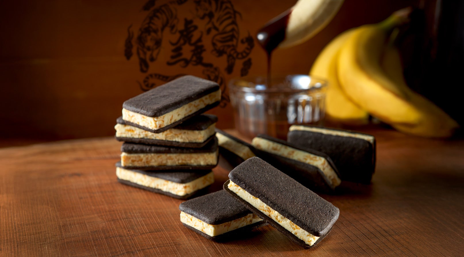 香り・味・食感で【三度おいしい】新しい大阪みやげが登場。思わず虎も三度見する!？チョコバナナサンドクッキー。