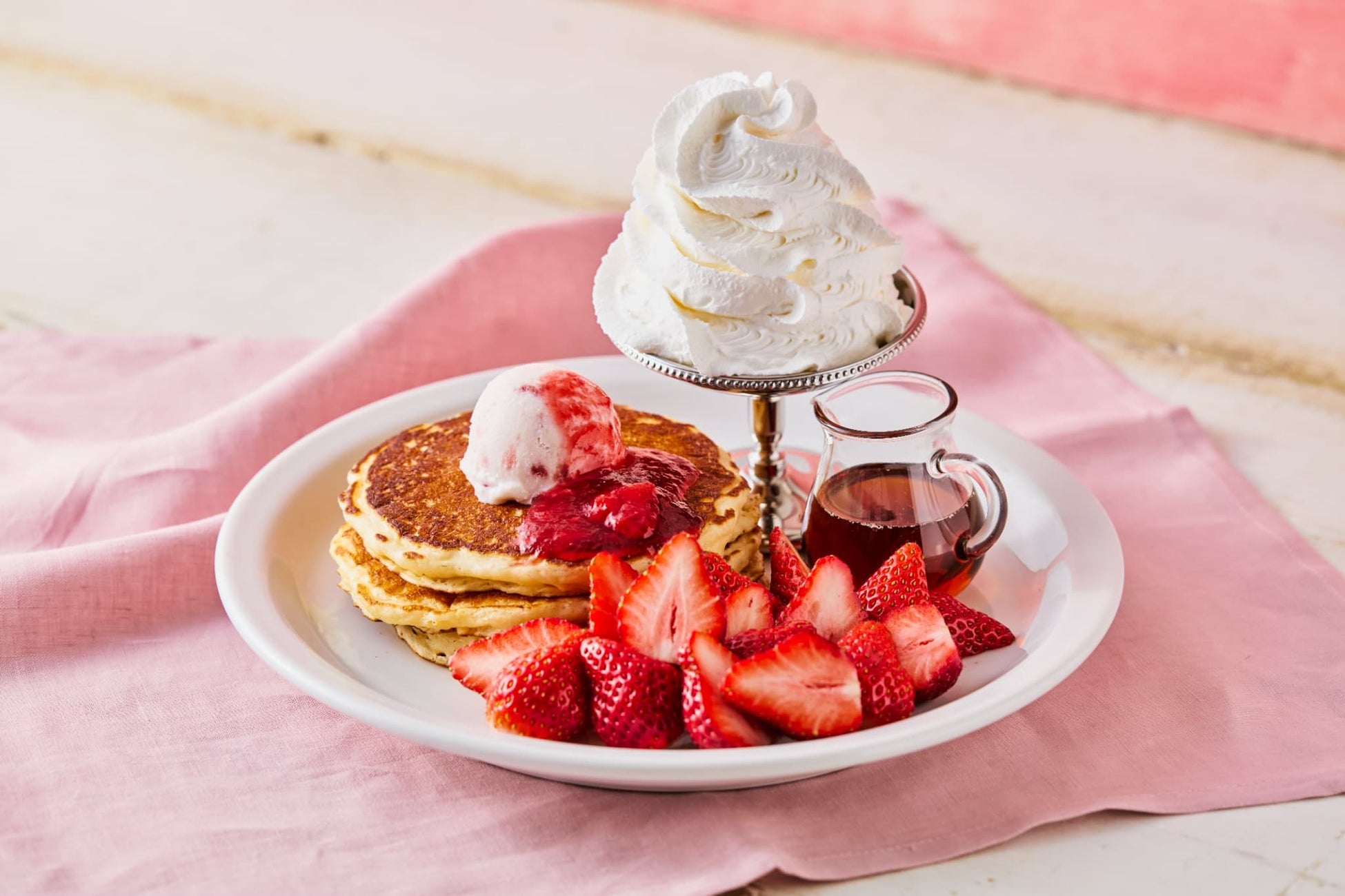 「J.S. BURGERS CAFE」「J.S. BURGERS Jr.」国産いちごを贅沢に使用した“いちごづくし”のパンケーキ3月26日(木)から期間限定で販売！