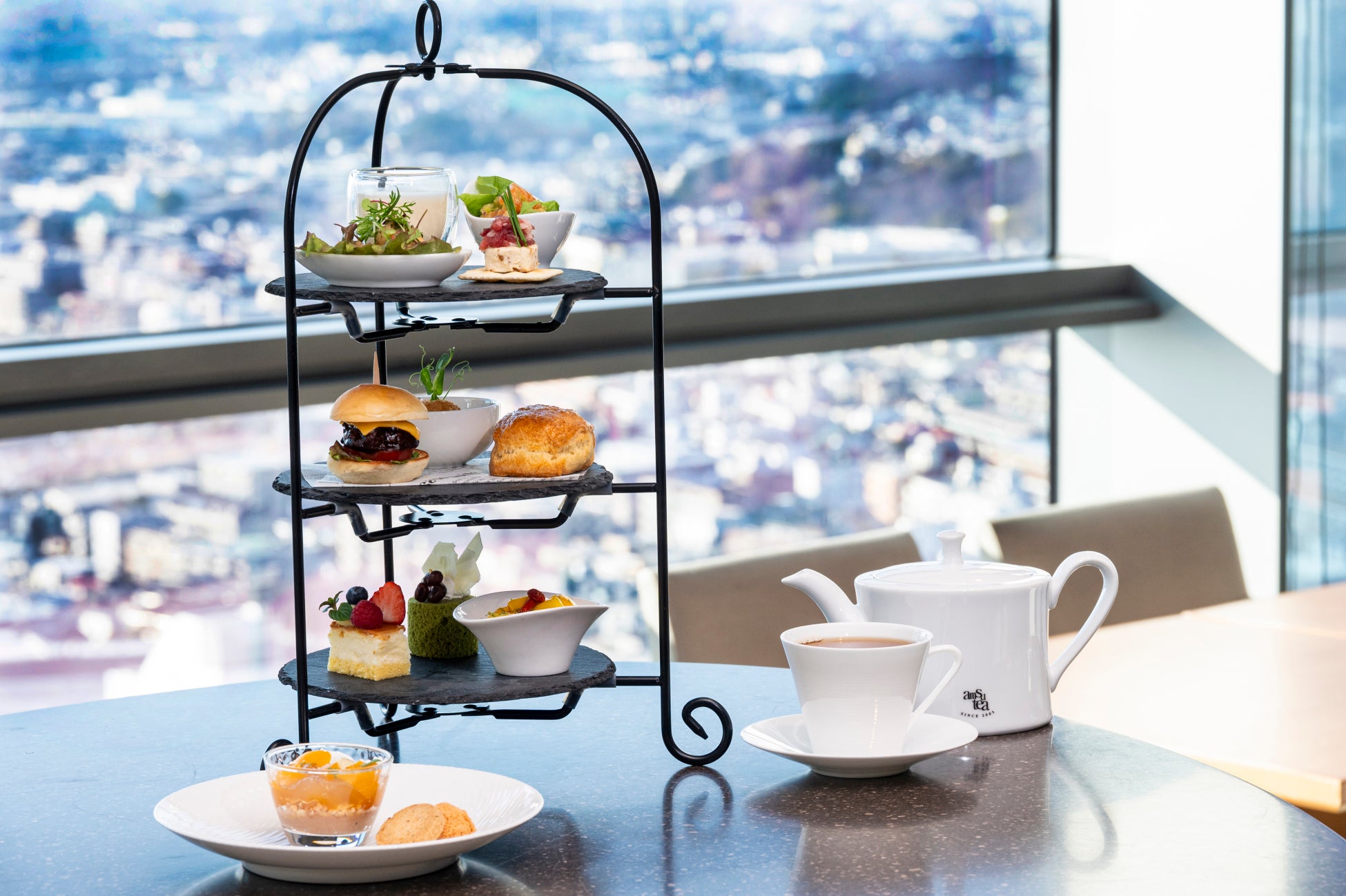 【二子玉川エクセルホテル東急】地上130mからの景観ともに楽しむ「A Taste of Early Summer Afternoon Tea」を開催