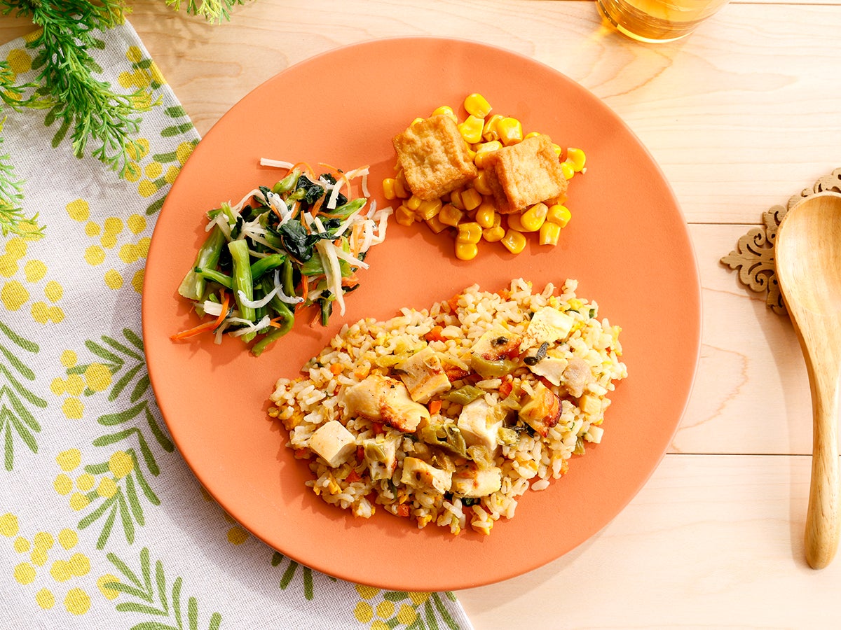 グリルチキンに高菜がアクセントの「ゴロゴロ具沢山高菜チキンピラフ」が3月24日（火）に新登場