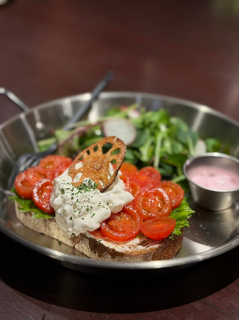 ヨーグルトに“ひと工夫”で、新しいおいしさ体験。直営カフェ「OHAYO GROUNDS」の新メニュー「OHAYO SAND」