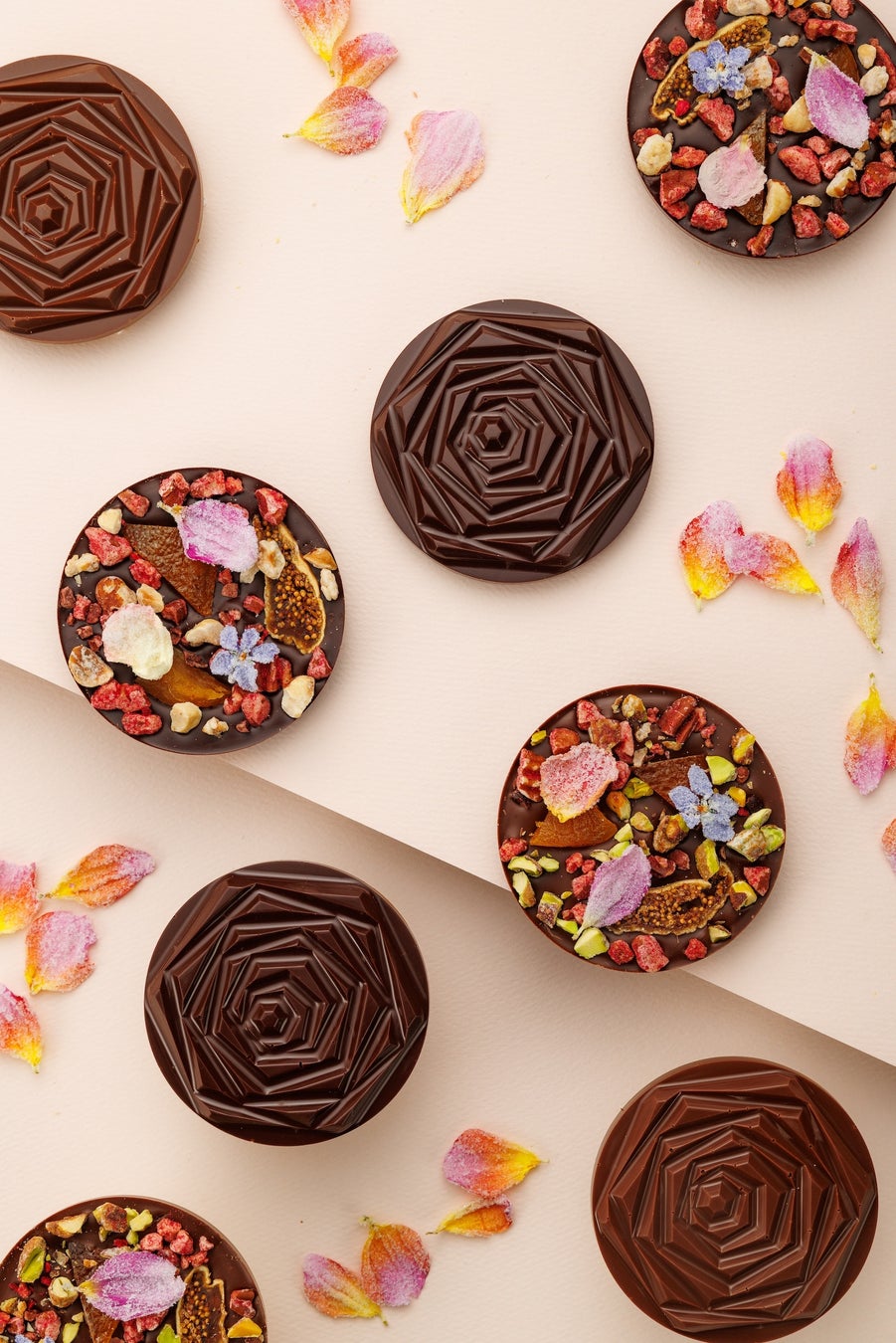 フランス・パリ発のショコラ専門店「ル・ショコラ・アラン・デュカス」、母の日や春の贈り物に！花やドライフルーツを散りばめた華やかなショコラ「ローズ・マンディアン」4/14（火）発売