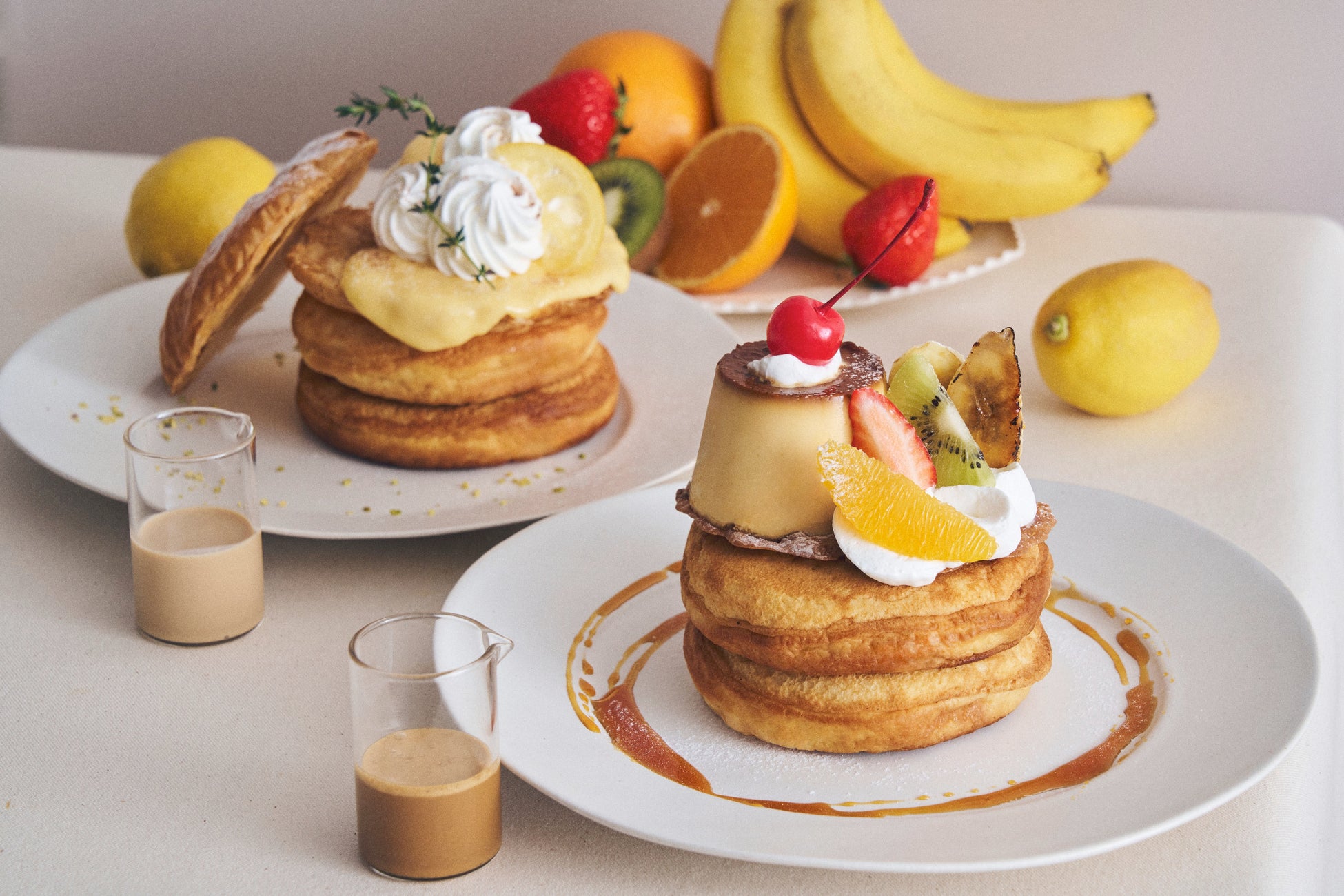 “フレッシュ果実 × 茶葉”をテーマにした、ビブリオテークの春デザートフェア『春、果実とお茶と。』開催。懐かしさと春らしい華やかさが重なる、新作プリンアラモードパンケーキやフルーツケーキパイが登場