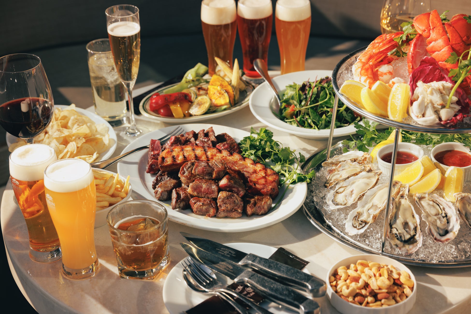 NYの名門ステーキハウス「ベンジャミン ステーキハウス」紀尾井町店、クラフトビールとステーキ、シーフードを開放的なテラスで昼も夜も満喫！