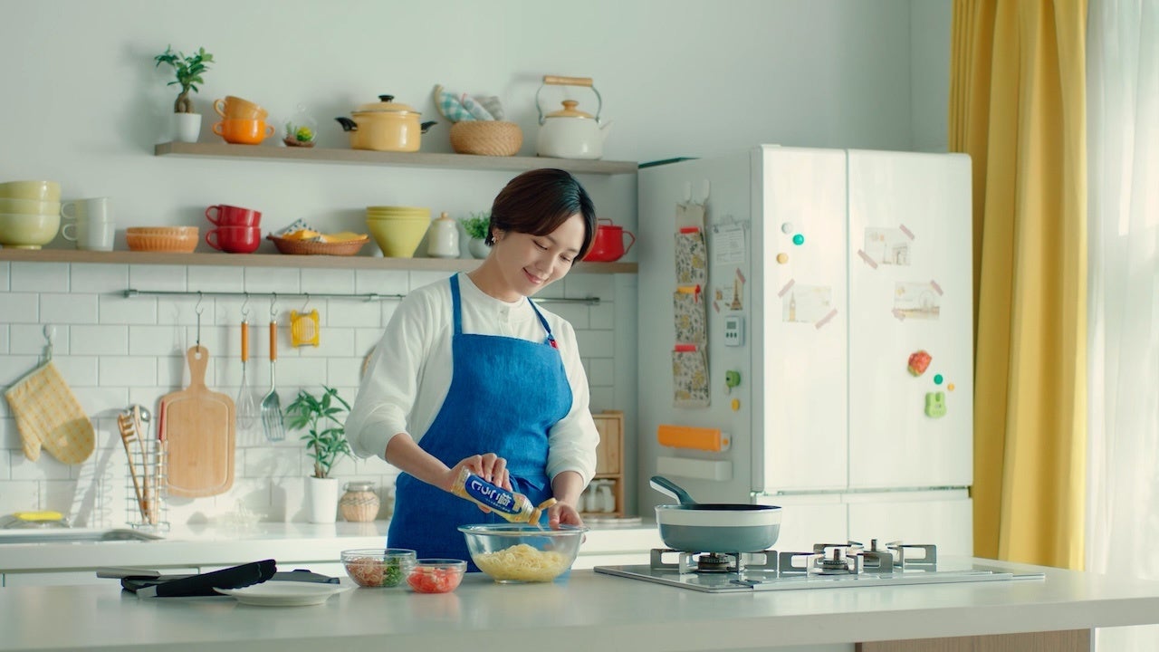 料理家・和田明日香さん出演！ハナマルキ「液体塩こうじ」シリーズの新TVCMが、4月1日(水)より全国で放映開始。和田明日香さん考案のオリジナルレシピも登場！