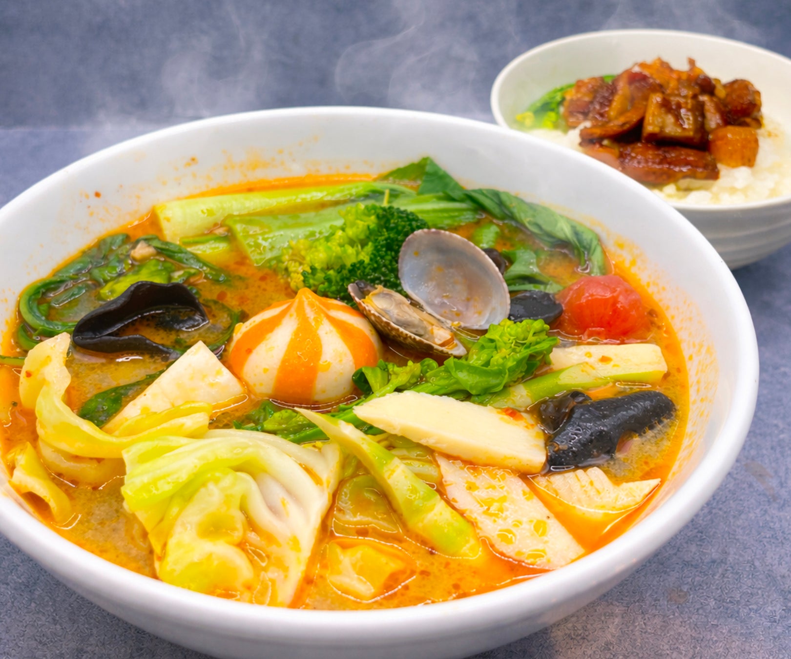 麻辣湯専門店『 菜彩麻辣湯（サイサイマーラータン）』 より春限定の彩り野菜たっぷり麻辣湯とミニルーローハンのお得なセットが新登場！