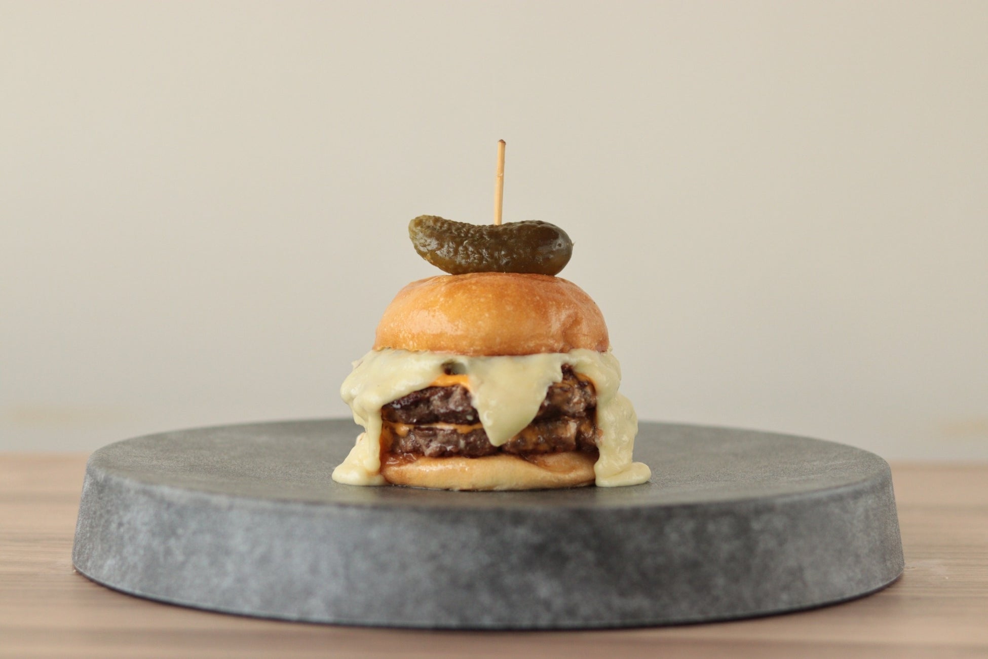 【淡路島】パン職人×自社牧場の牛でつくる“本気のご当地バーガー”「Burger & Cafe MAHOROBA」淡路和牛100％パティがSNSでも反響