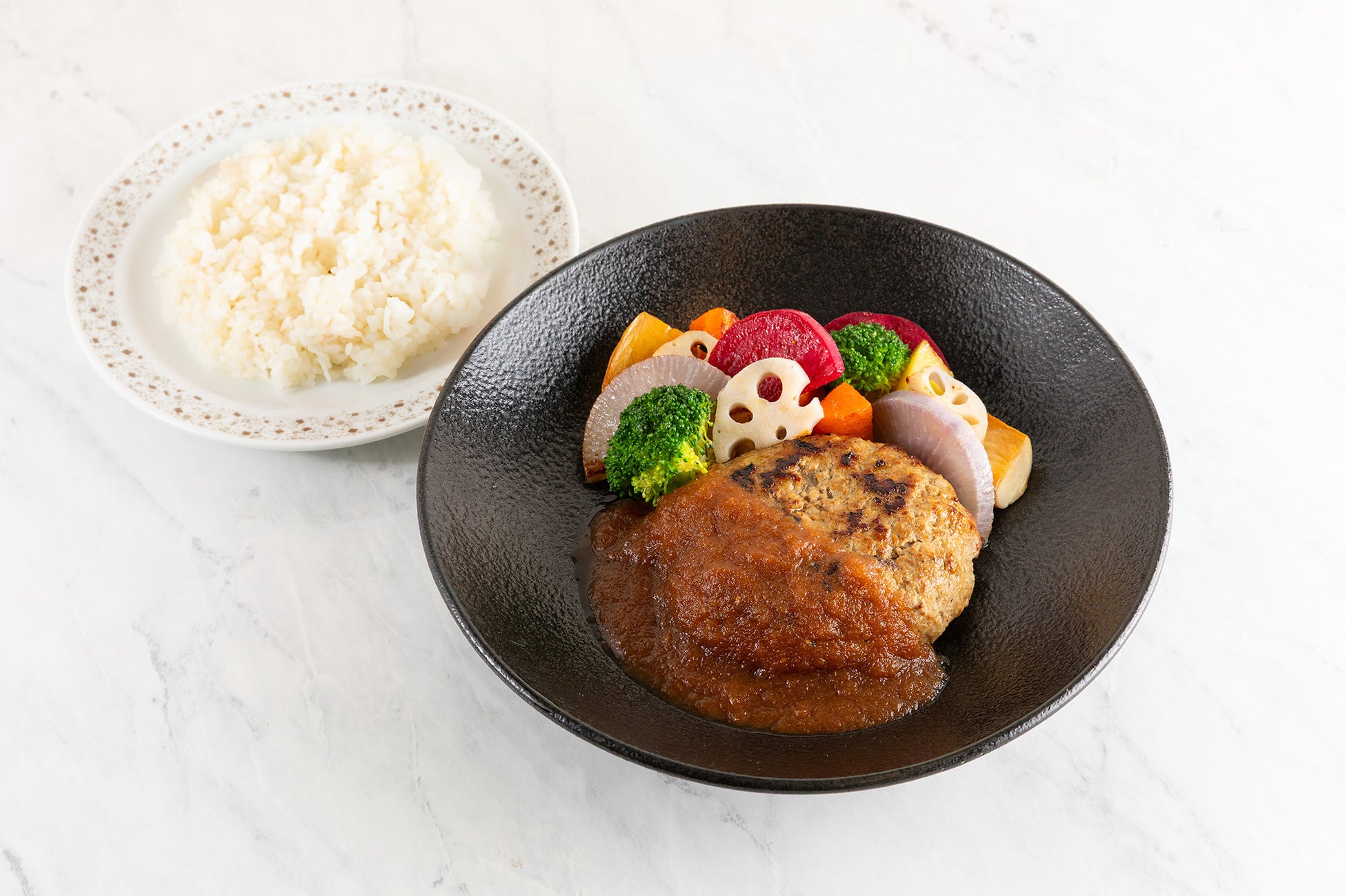 【シナグロ ORGANIC SALAD&CAFE そごう大宮】夜カフェも充実。初のディナー限定メニュー「オーガニックビーフのサーロイン100％こだわり手ごねハンバーグステーキ」を提供開始。