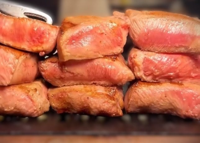 【天王寺】厚切り仙台牛タンが“限界突破”の食べ放題！「焼肉倶楽部」で春宴会を彩る極上の焼肉体験を