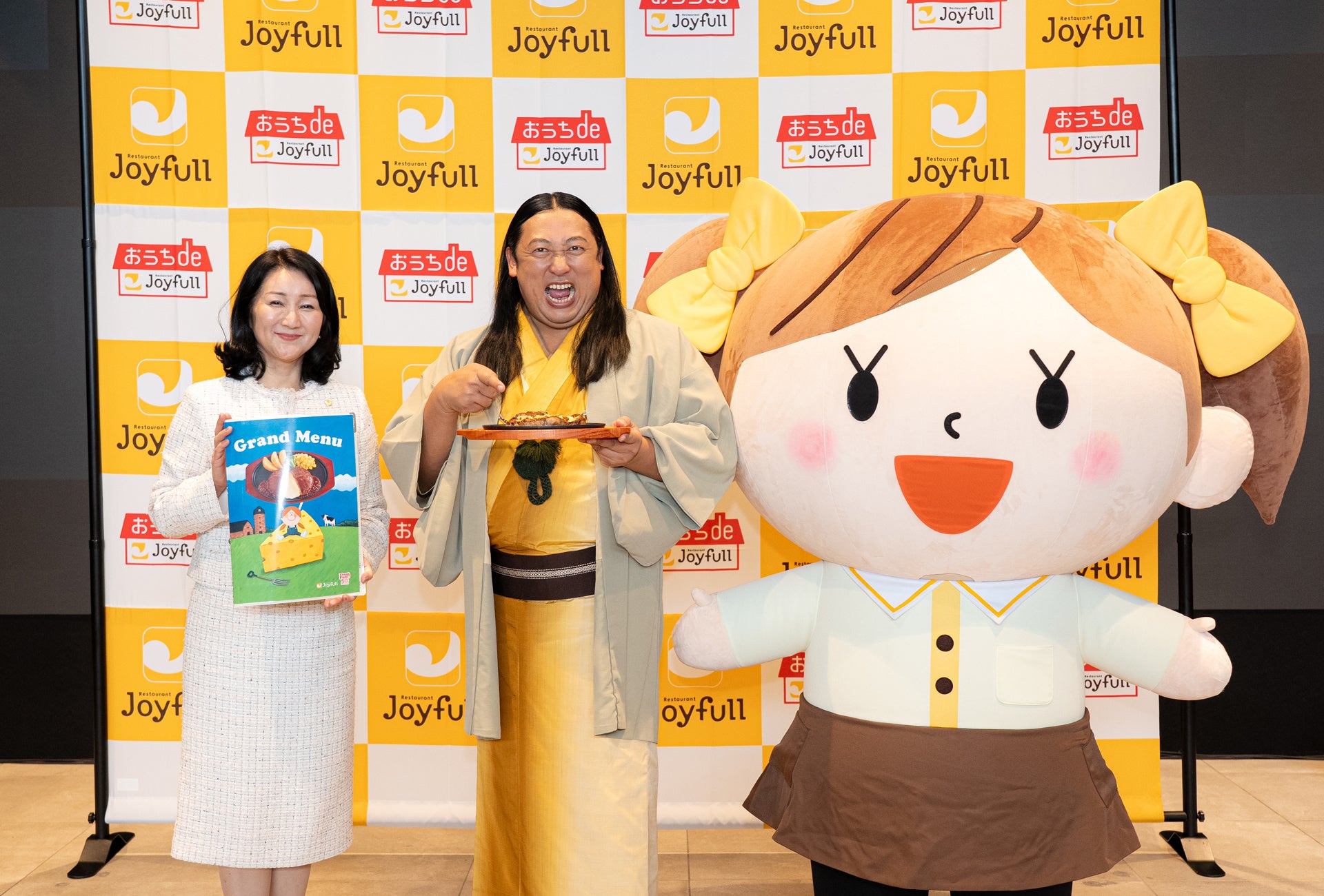 ファミリーレストラン「ジョイフル」ロバート秋山氏、和装姿で “秋山芭蕉” に！即興俳句ショーで社員の一句を一刀両断、会場は大盛り上がり！