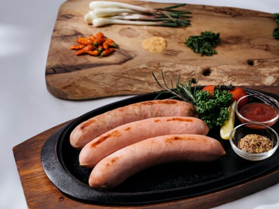 創業60年超の沖縄の食品販売会社イバノとのコラボ商品「うま藻入り島豚ソーセージ」など計6品が2026年4月より販売開始