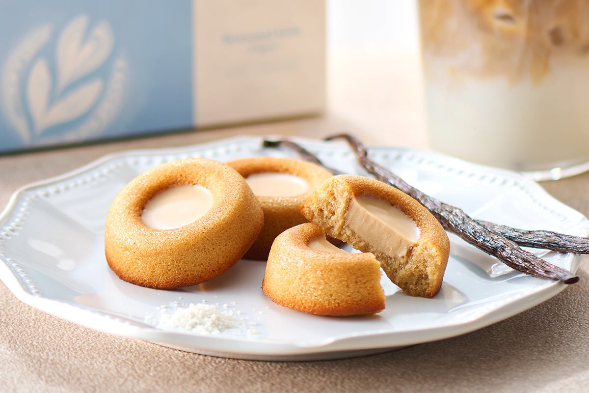 ラテスイーツ専門店がお贈りする『ティグレ（塩バニラ ラテ）』。しっとり生地に、コーヒー風味のホワイトチョコを閉じ込めて。【FiOLATTE（フィオラッテ）】より、4月3日（金）に新発売！