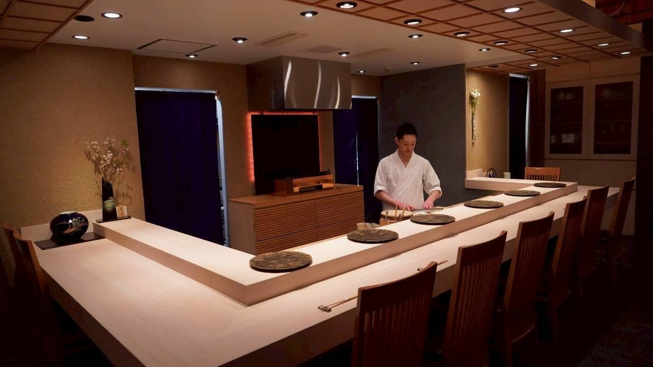 マグロは”紹介でしか取引できない”仲卸から、日本酒は片道2時間の買い付け リピーター4割。麻布十番8席の鮨屋が5月リニューアルへ