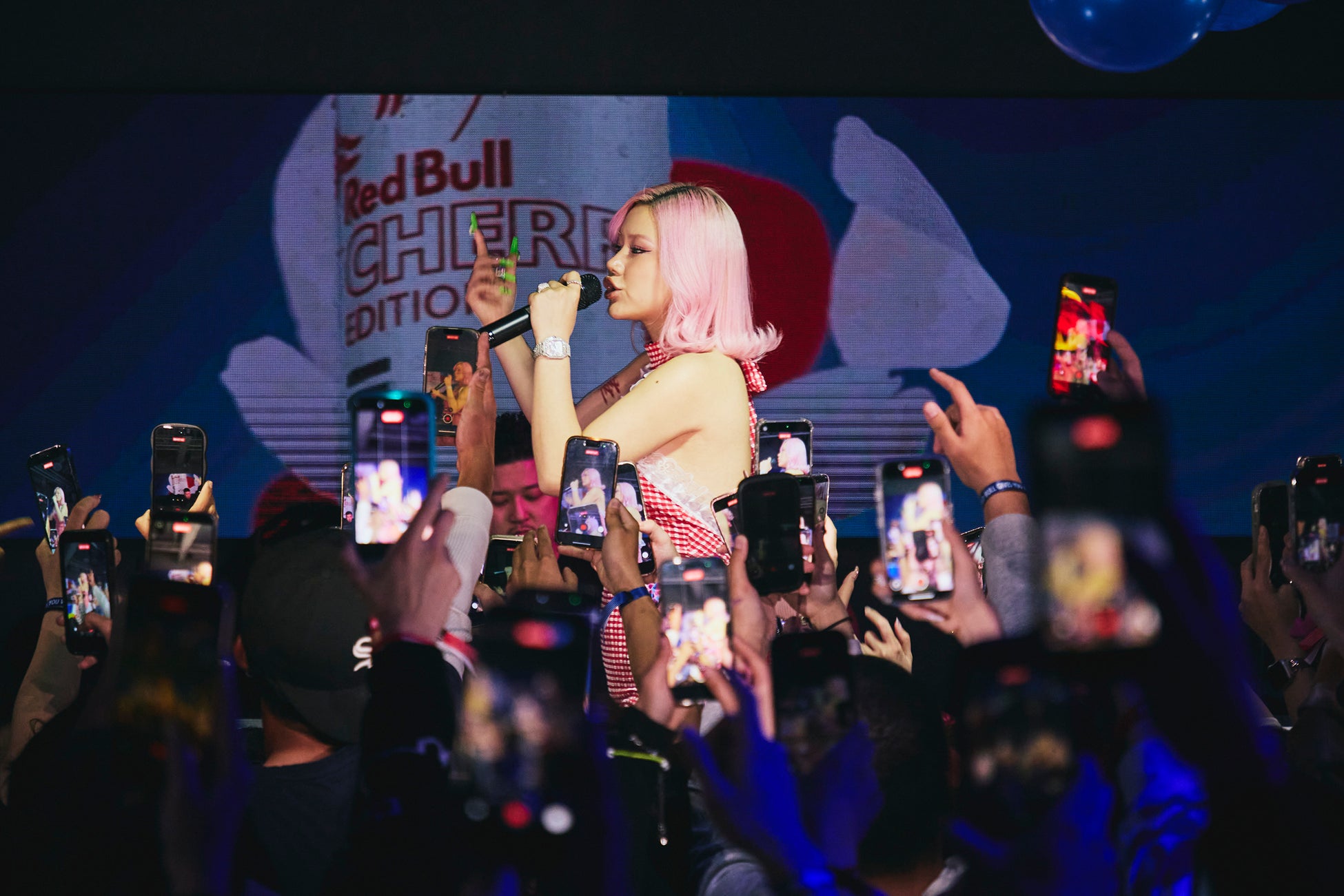【イベントレポート】令和のニューアイコンLANA、クラブ規模での貴重ライブにファン殺到！「Red Bull Cherry Edition」ローンチパーティ開催