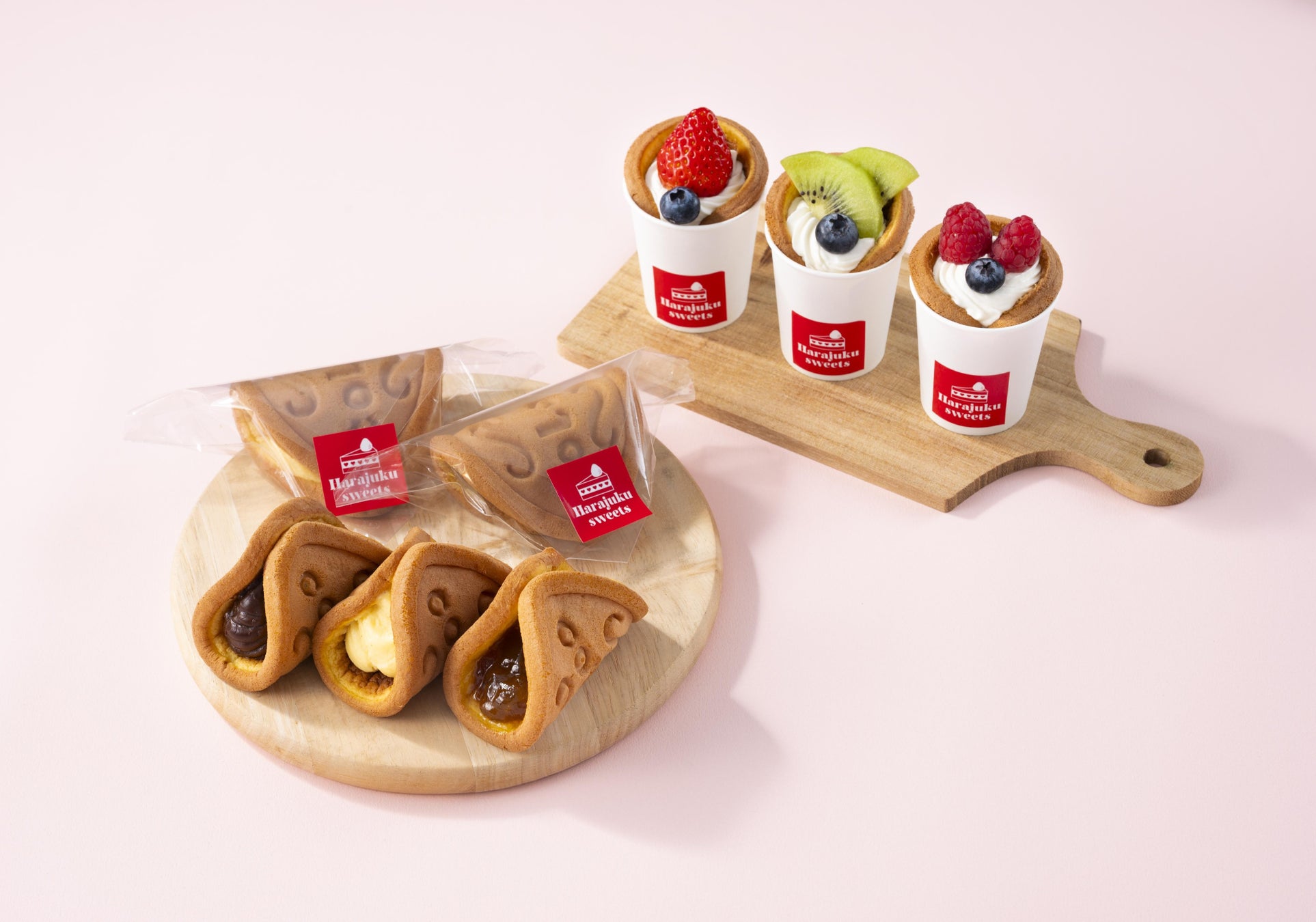 原宿の新定番、ワンハンドで楽しめる「ワッフル」が4月1日より登場～カスタードやあんずなど3種に加え、苺のカップワッフルも同時発売～