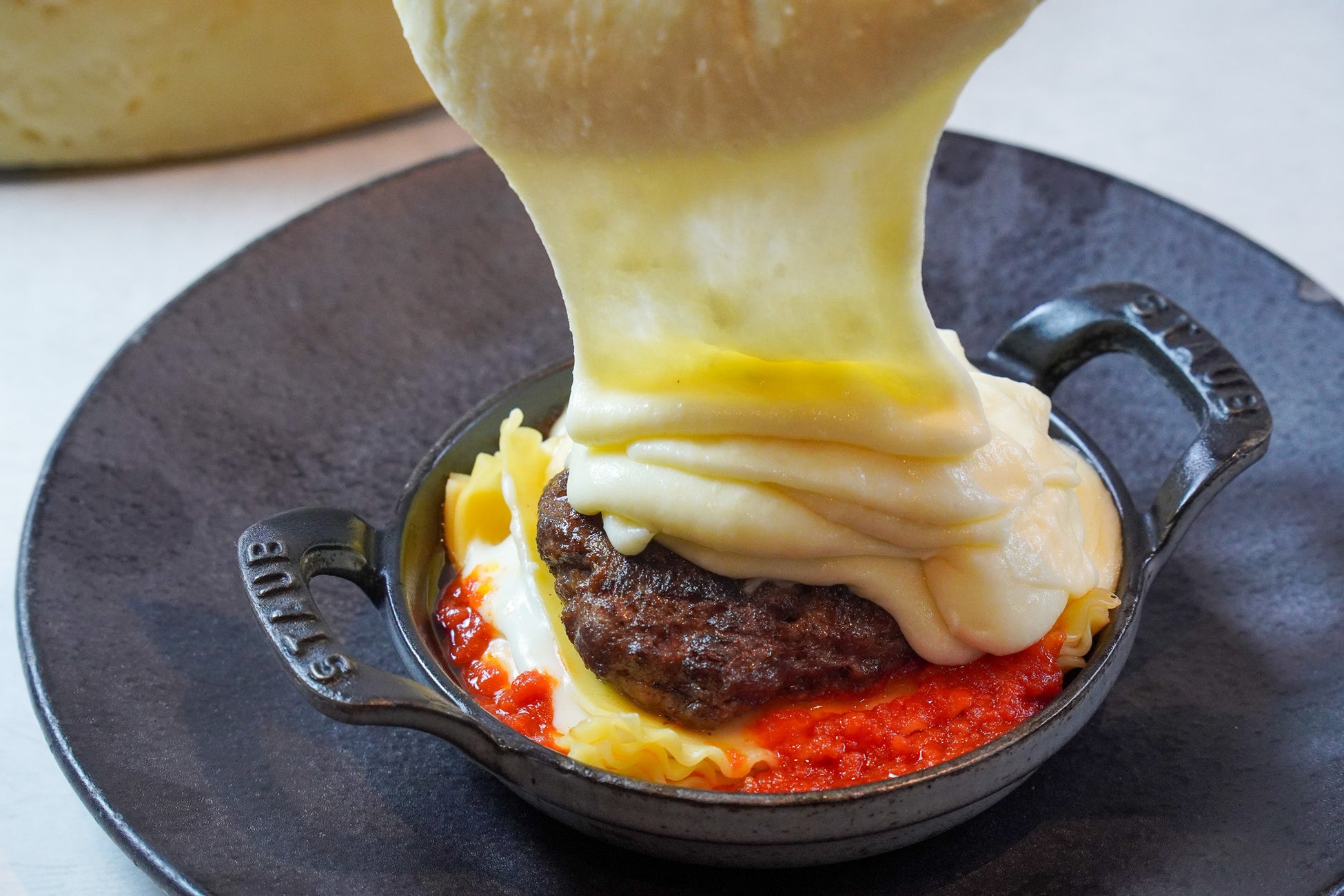 炎のチーズ演出×和牛ハンバーグ。伸びるチーズマッシュポテトのラザニアが登場【恵比寿CheeseTavernCASCINA 】