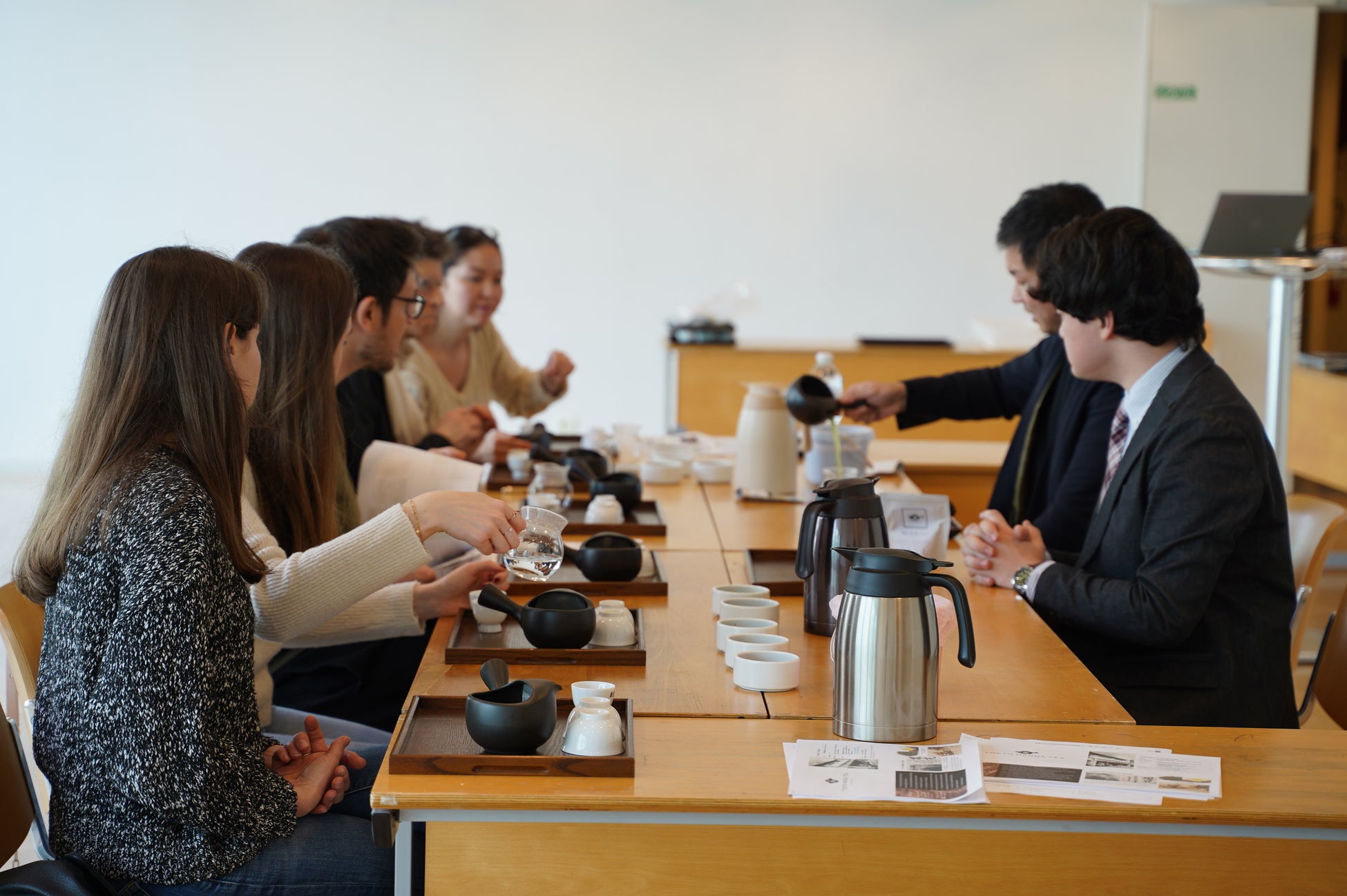 杉並の日本茶専門店・東京繁田園茶舗、パリ日本文化会館で「煎茶セミナー」を実施！パリの日本茶ファンが集結し、急須で淹れる文化を体験。抹茶ブームに終わらない日本茶文化の可能性を世界へ。