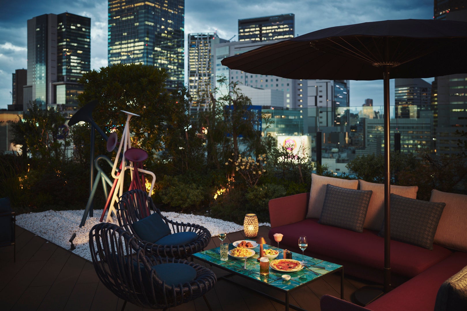 【ホテルインディゴ東京渋谷】夏の夕暮れにぴったり。テラスで過ごす特別な“Pink Flamingo Beer Garden” を5月1日（金）より開催