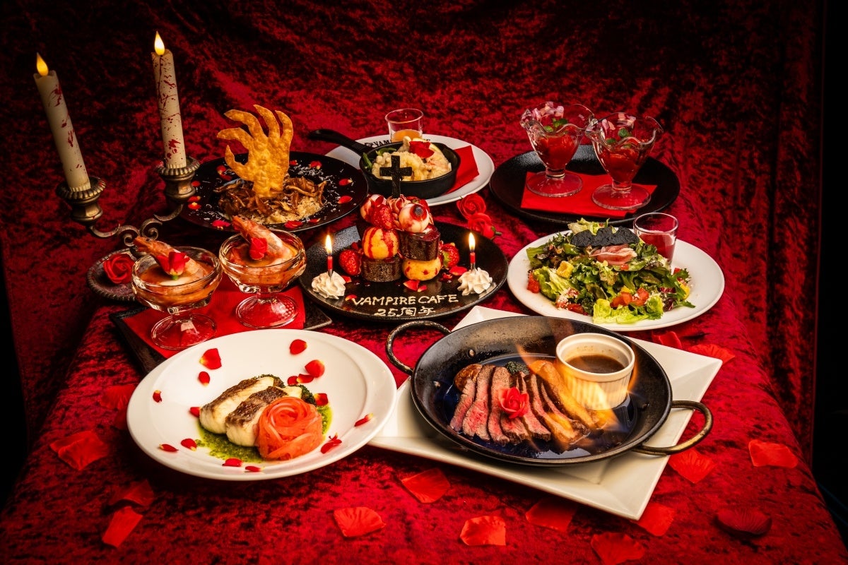 【サラダが儀式でメインは火炙り刑!?】「銀座レストラン ヴァンパイアカフェ」25周年 祝宴開幕