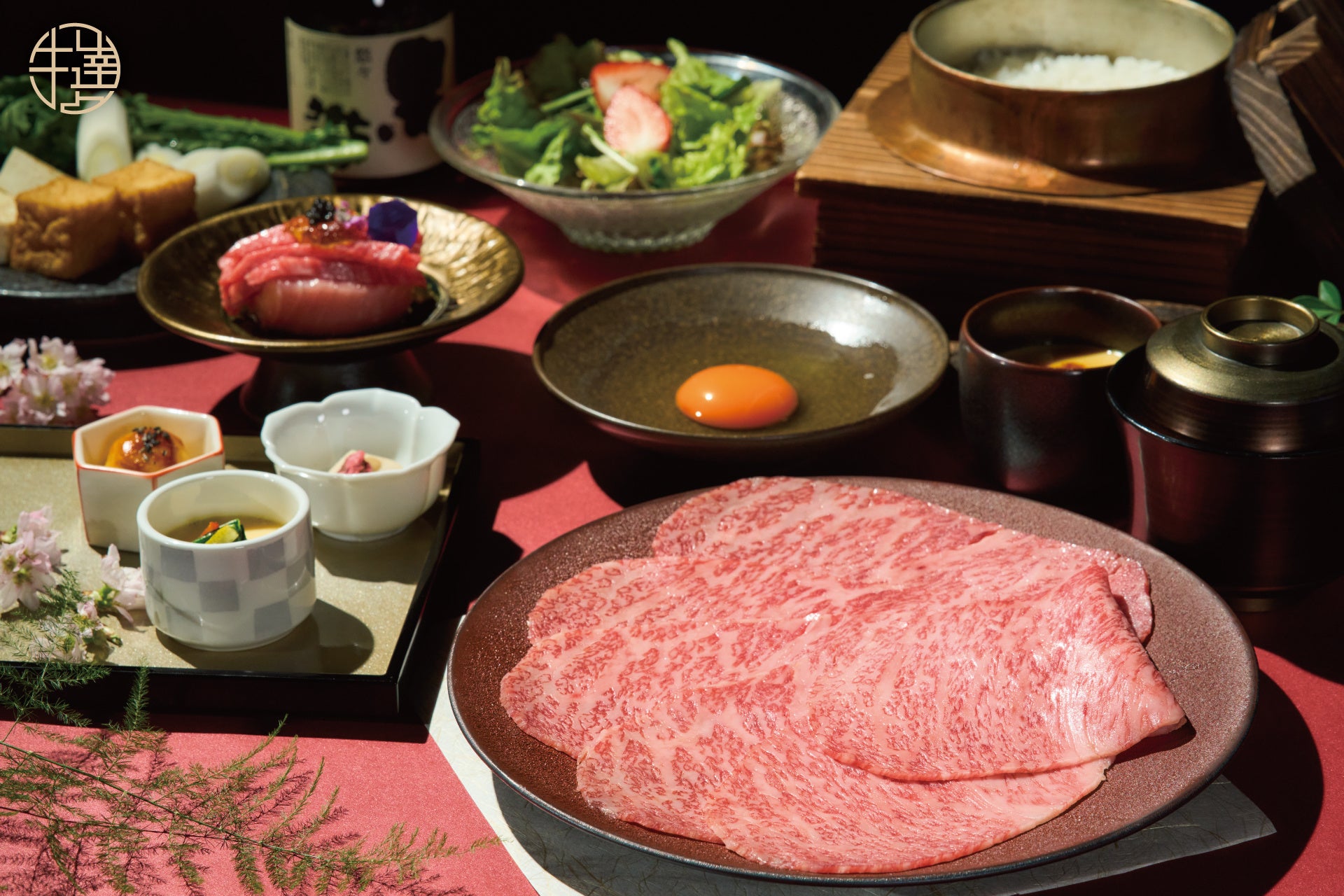 ブランド和牛の頂点・鹿児島黒牛の指定取扱店「牛の達人 GINZA」「牛の達人 浅草店」「和牛焼肉やくにく路地裏」で新たに【ステーキ】【すき焼き】セットを4月3日（金）スタート！