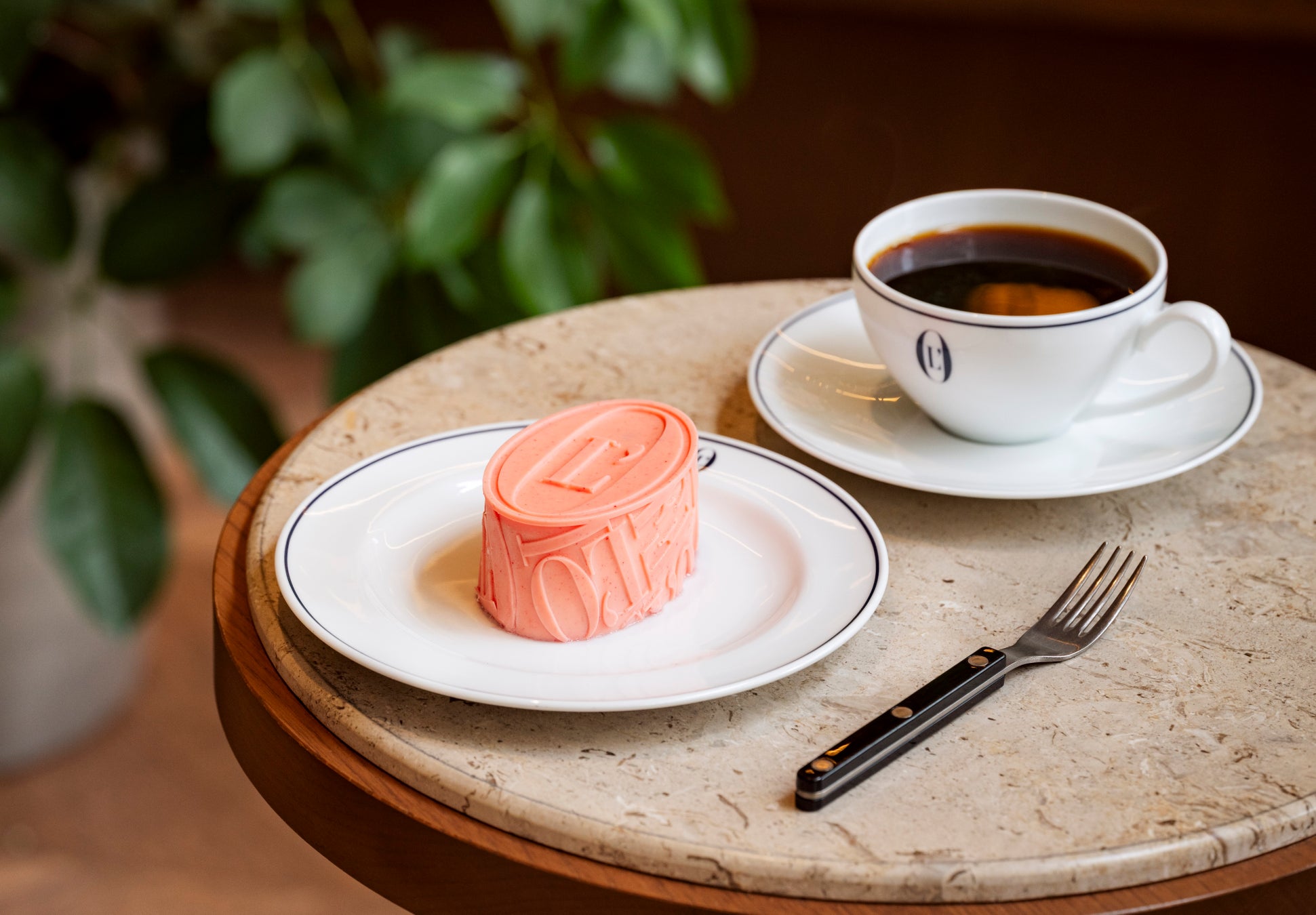 春の新作スイーツ「Strawberry Mousse L’OFFICIEL」発売。可憐なピンクが映える、苺とフランボワーズのムースケーキ