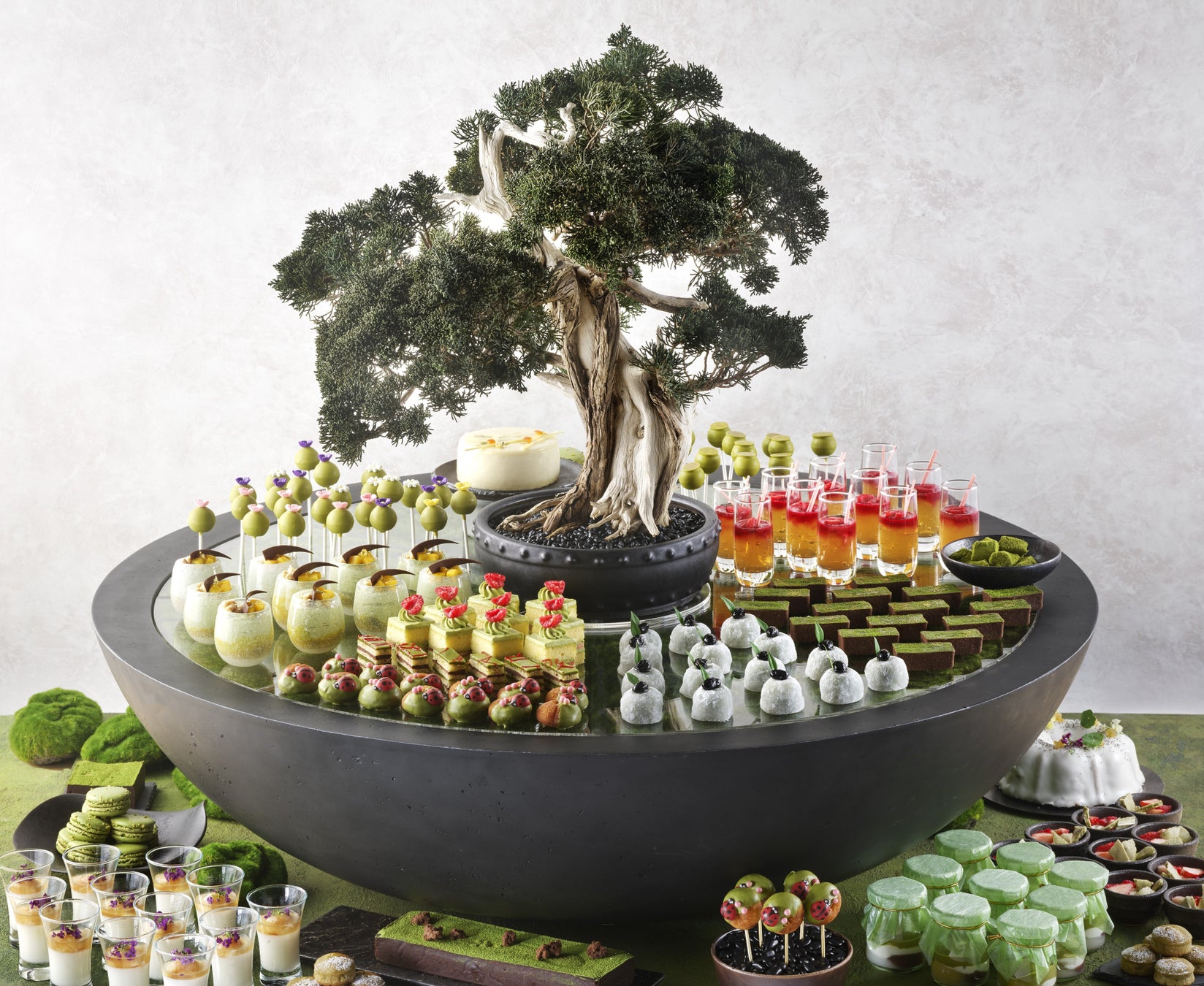 【ウェスティンホテル横浜】盆栽を使用した日本庭園が登場!? 抹茶尽くしのデザートビュッフェを開催
