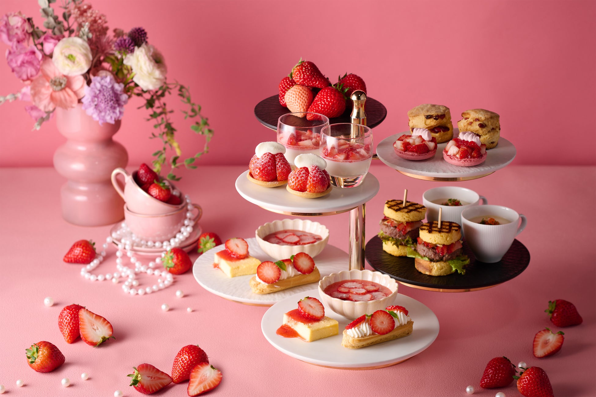 【国産いちご6品種を食べ比べ。いちごづくしのスイーツ＆セイボリー】青果の老舗仲卸が手がけるレストラン「DEK」で「ストロベリーアフタヌーンティー」を開催（4/2〜5/6）