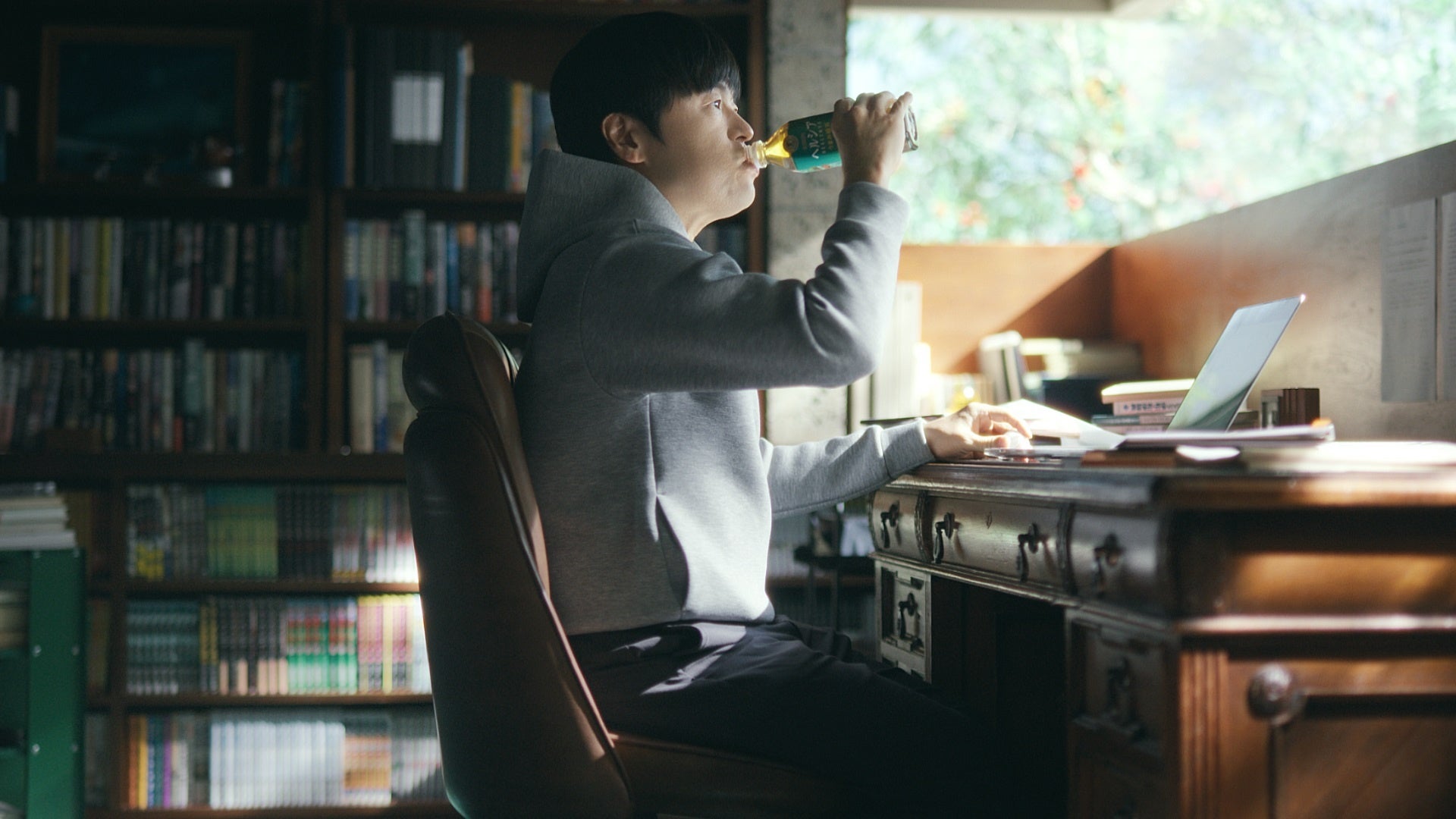 まるでバカリズムさんの本当の仕事場を覗き込んだような世界観の中　執筆作業に集中しているバカリズムさんのからだにズームイン！新TVCM「キリン　ヘルシア　こう見えて」篇　4月7日から全国で順次放映開始