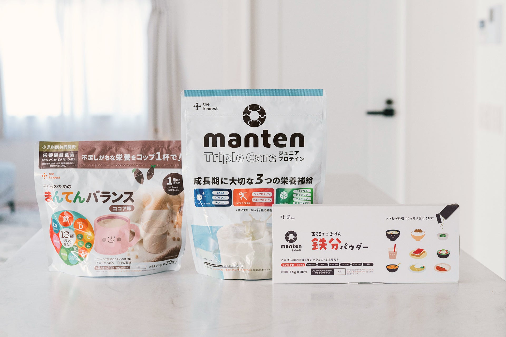 乳幼児食のthe kindestから初の小中学生・親世代向けの商品が登場。栄養を支える「家族でごきげん鉄分パウダー」とジュニアプロテイン「manten Triple Care」を4月6日より新発売。