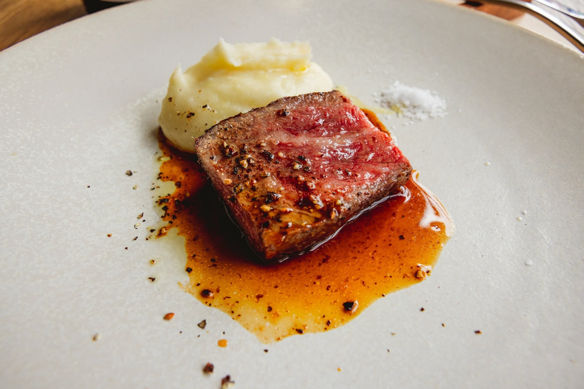 【L’IGNIS】初夏の薫風と薪火が奏でる10年の軌跡。自社熟成ドライエイジングビーフをメインに、旬の味覚を凝縮した「L’IGNIS 10th Anniversary Course」を5月限定で。