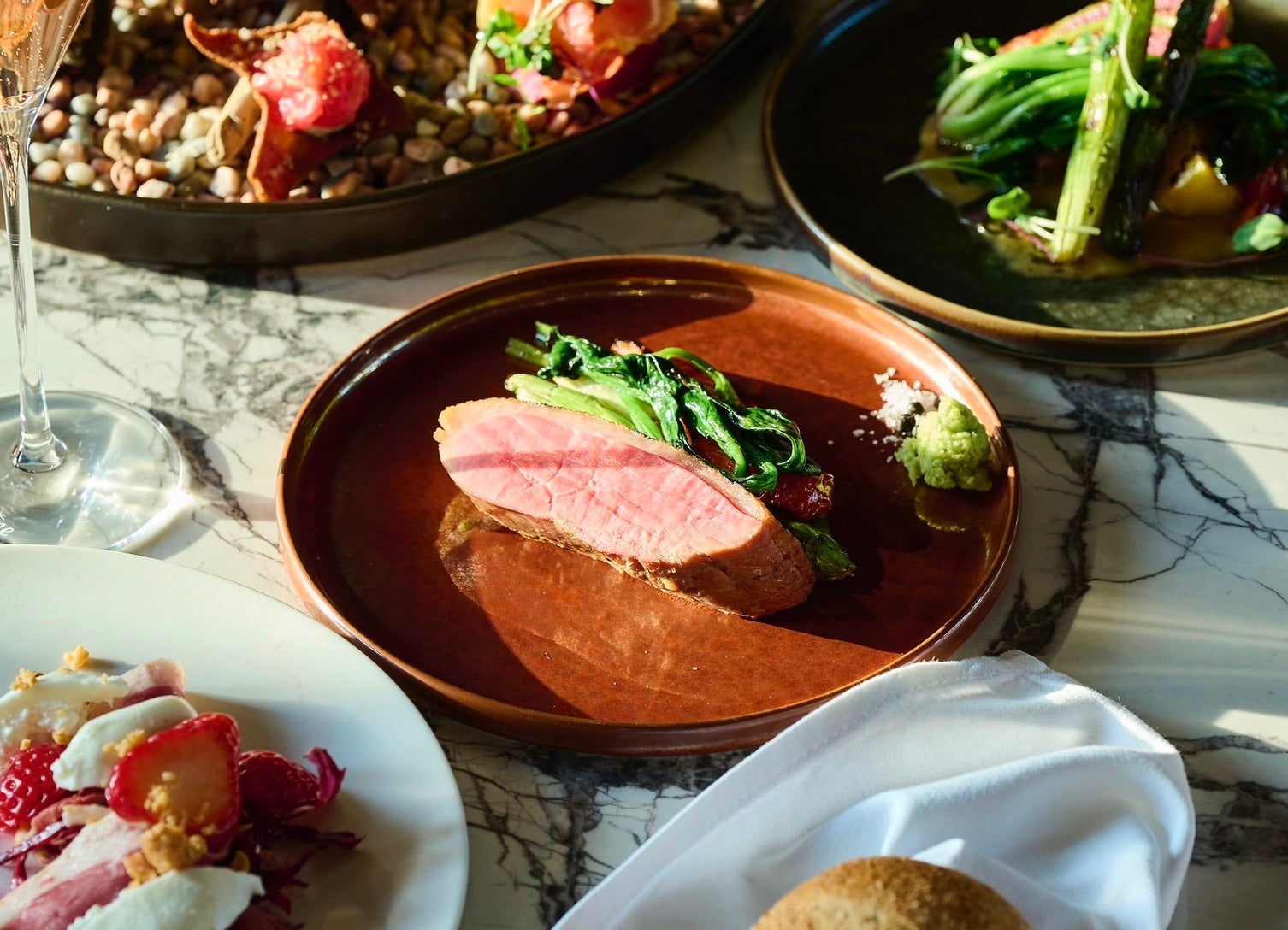 ハワイ発のフレンチビストロ「natuRe tokyo」で、ご褒美ランチにぴったりの「Lunch Course」がスタート！ワイン好きにはたまらないフリーフロープランのセットも登場