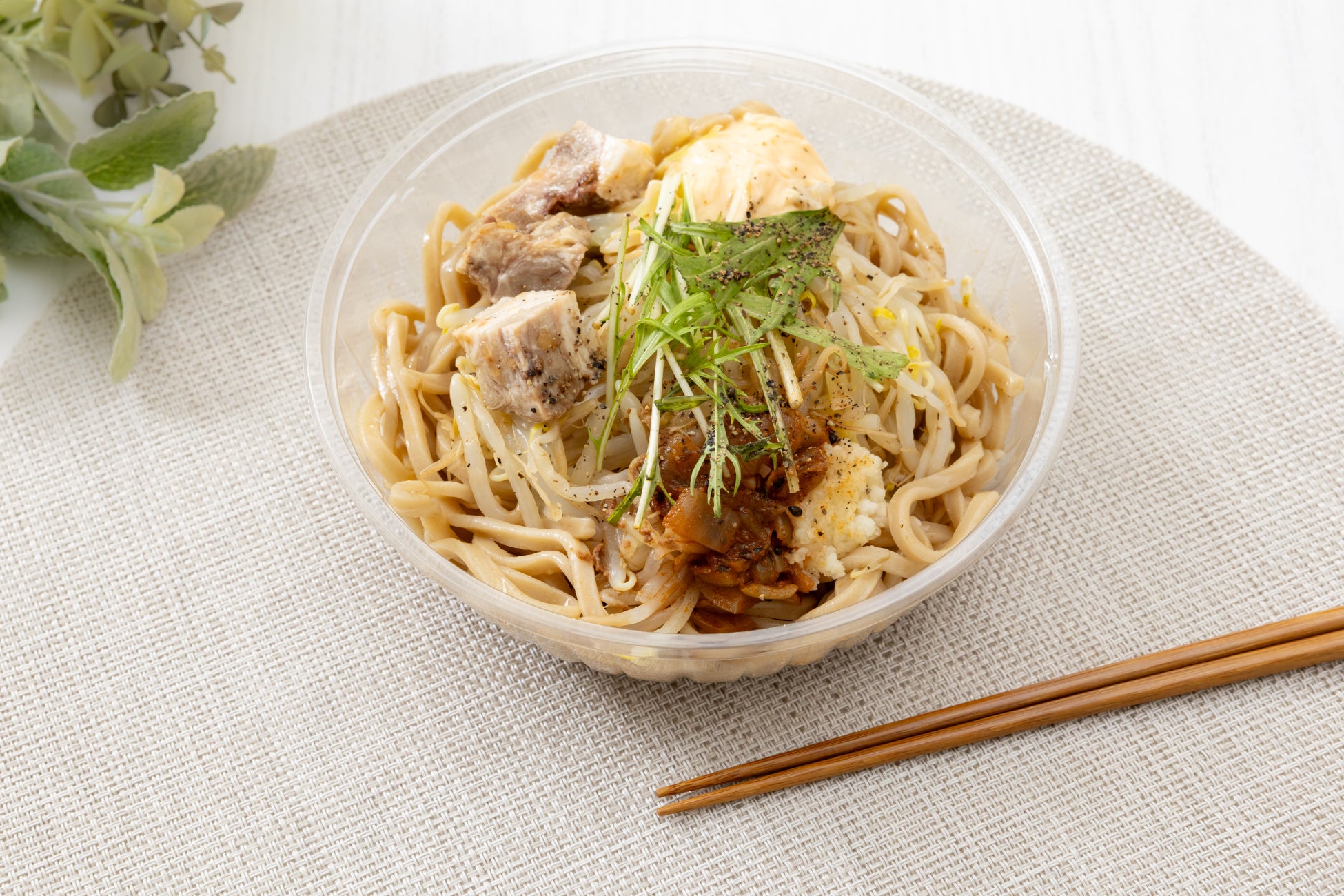 「中華蕎麦 とみ田」監修シリーズからガッツリ系冷し麺が新登場！「中華蕎麦とみ田監修 冷し豚まぜ麺」が4月14日（火）より順次発売