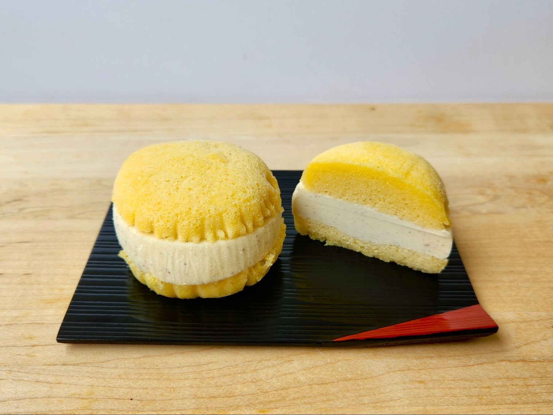 あんぱんの「木村屋」が贈る初のアイススイーツ　伝統のむしケーキにアイスをサンドした「むしケーキアイス」が新登場